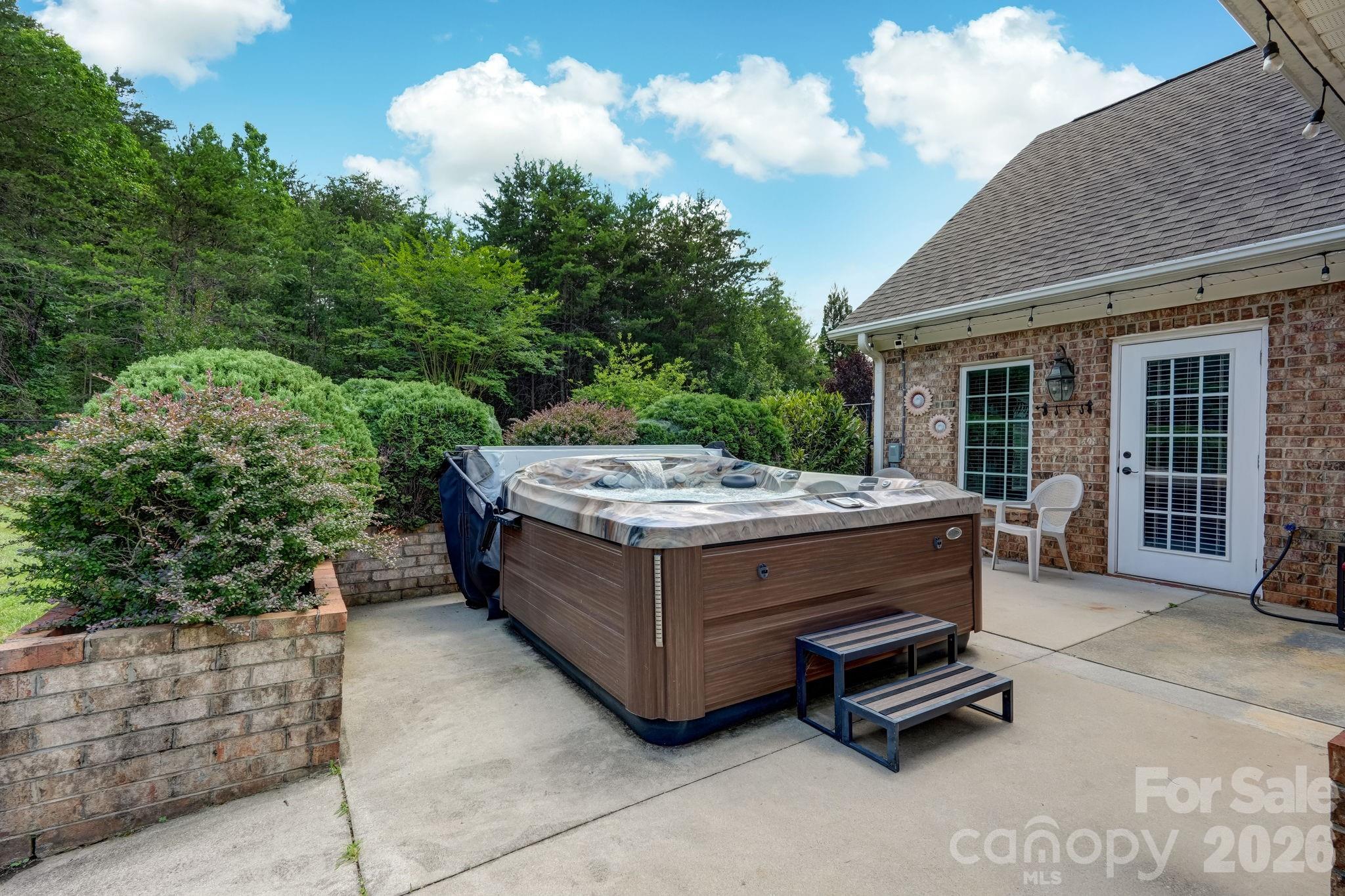 8106 Breezy Hill Drive Property Photo 25