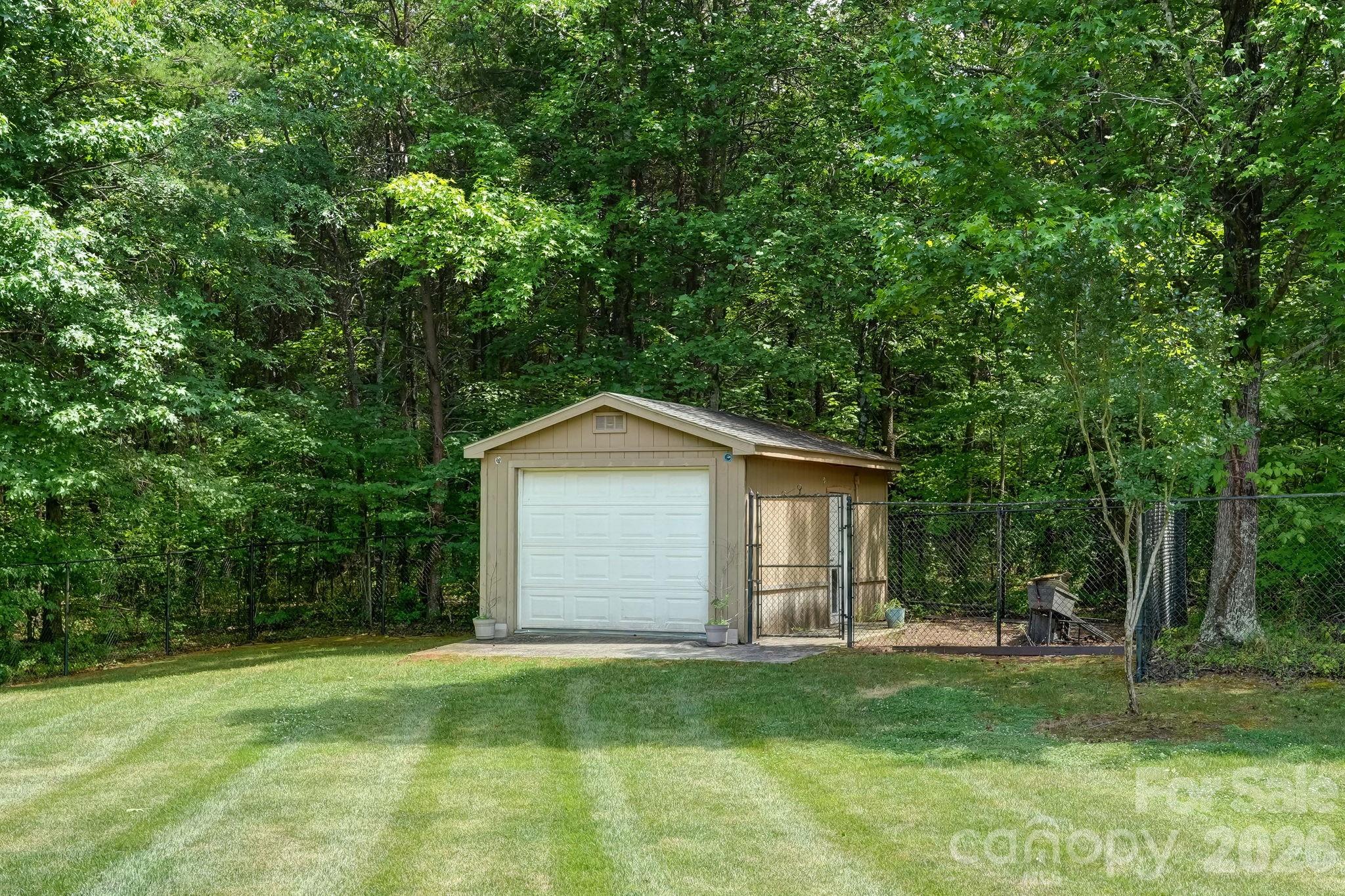 8106 Breezy Hill Drive Property Photo 44