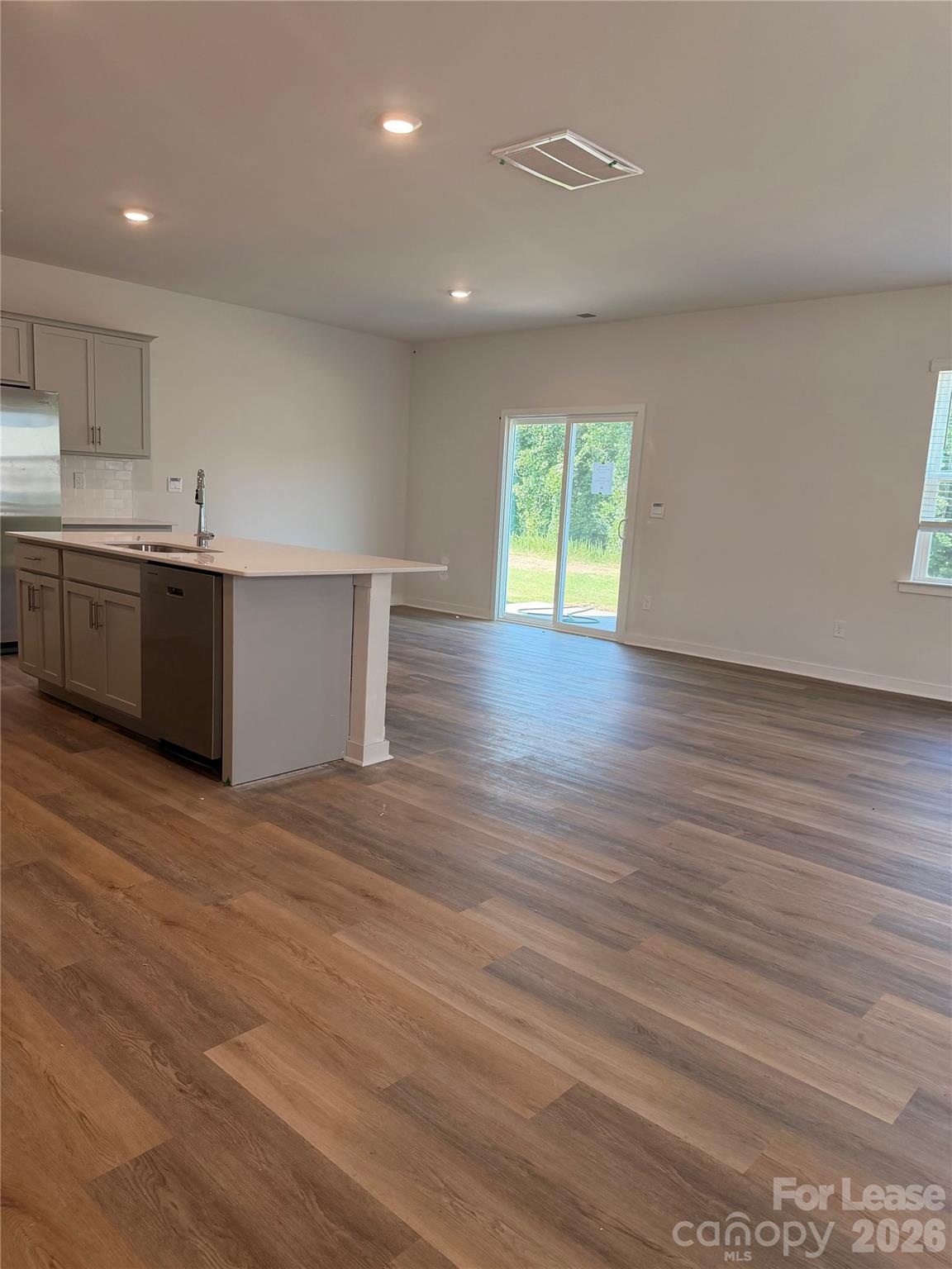 1423 Mammoth Road Property Photo 2