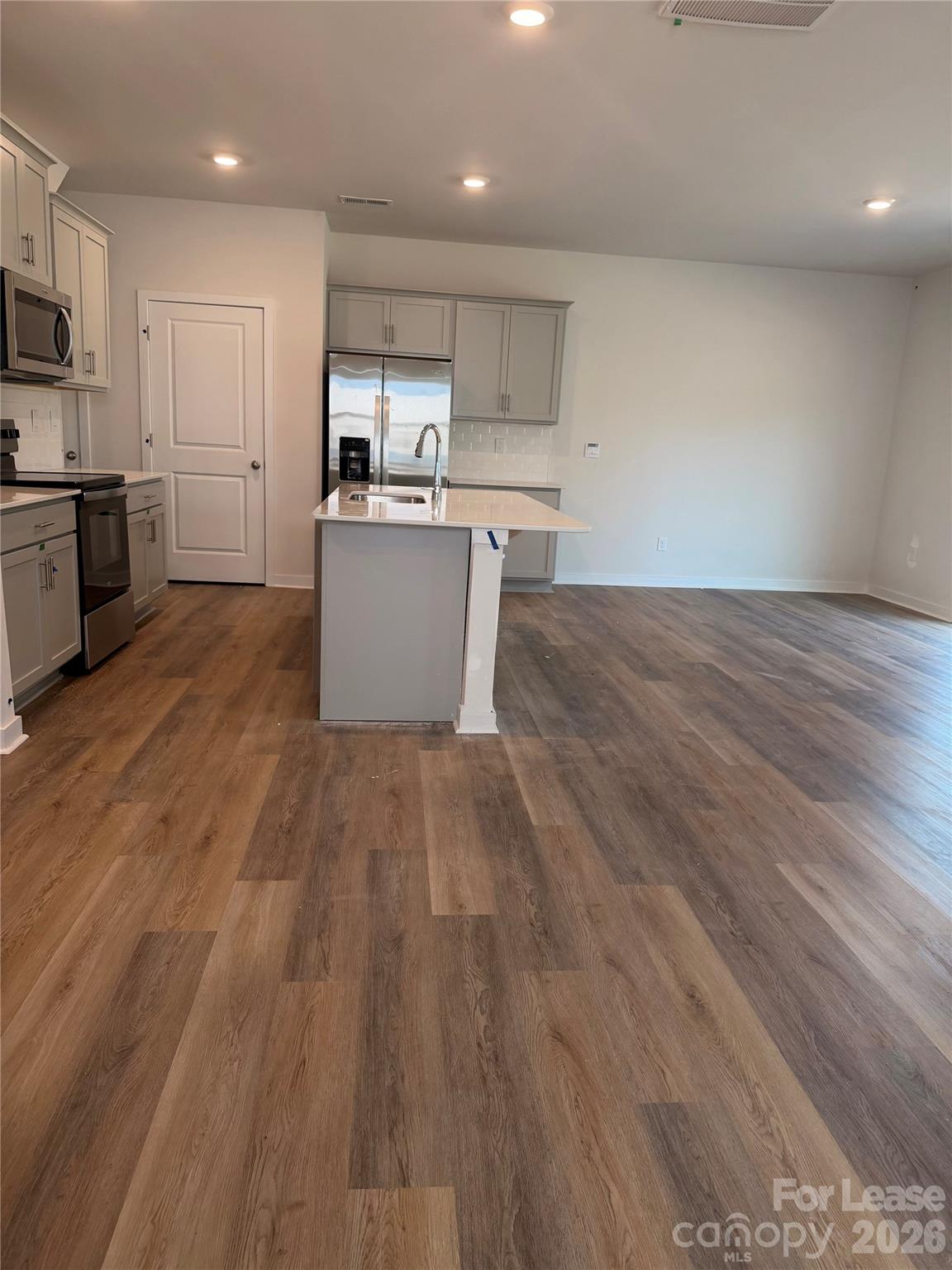 1423 Mammoth Road Property Photo 3