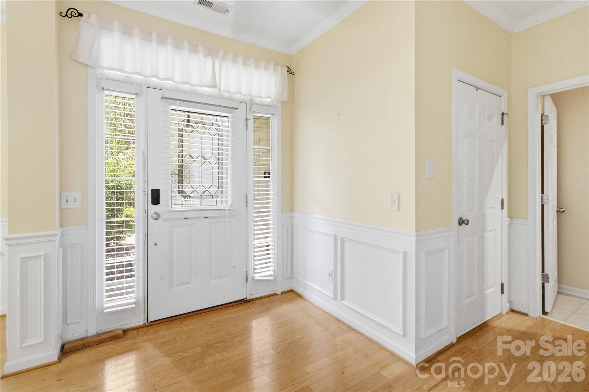 742 Winding Way Property Photo 4