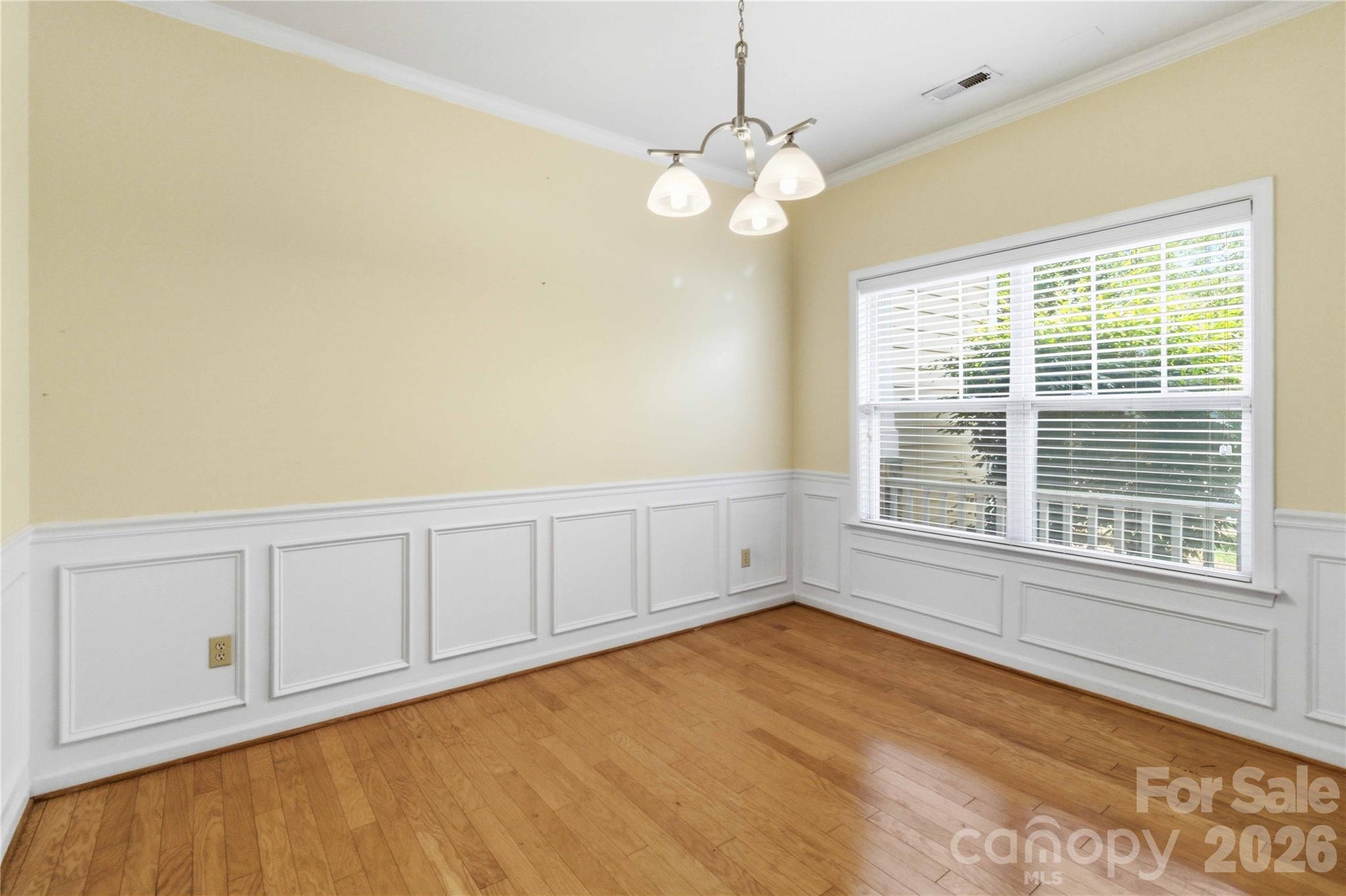 742 Winding Way Property Photo 6