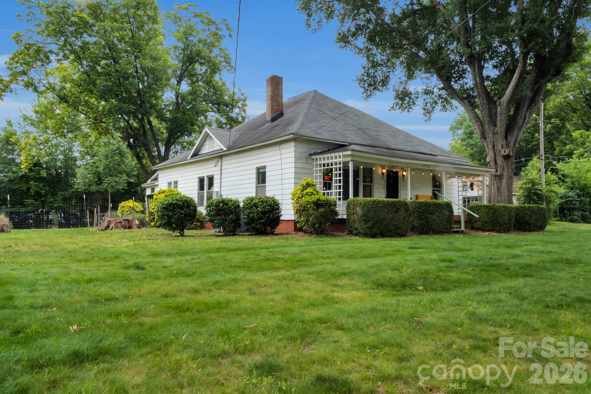 2103 N Thomas Avenue Property Photo 3