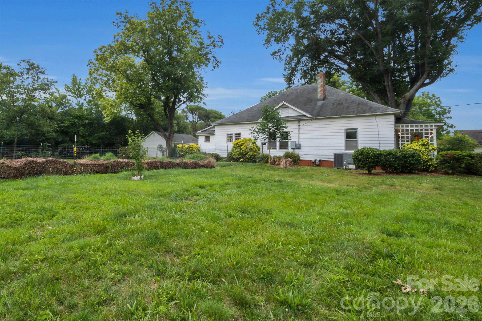 2103 N Thomas Avenue Property Photo 4