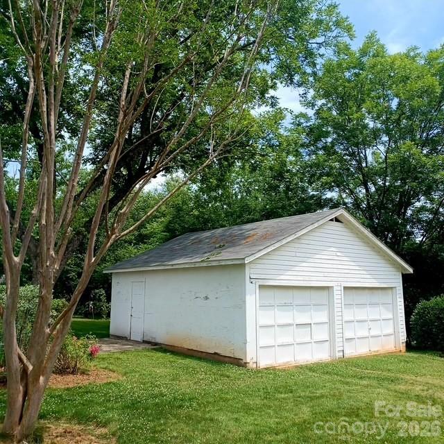 2103 N Thomas Avenue Property Photo 36