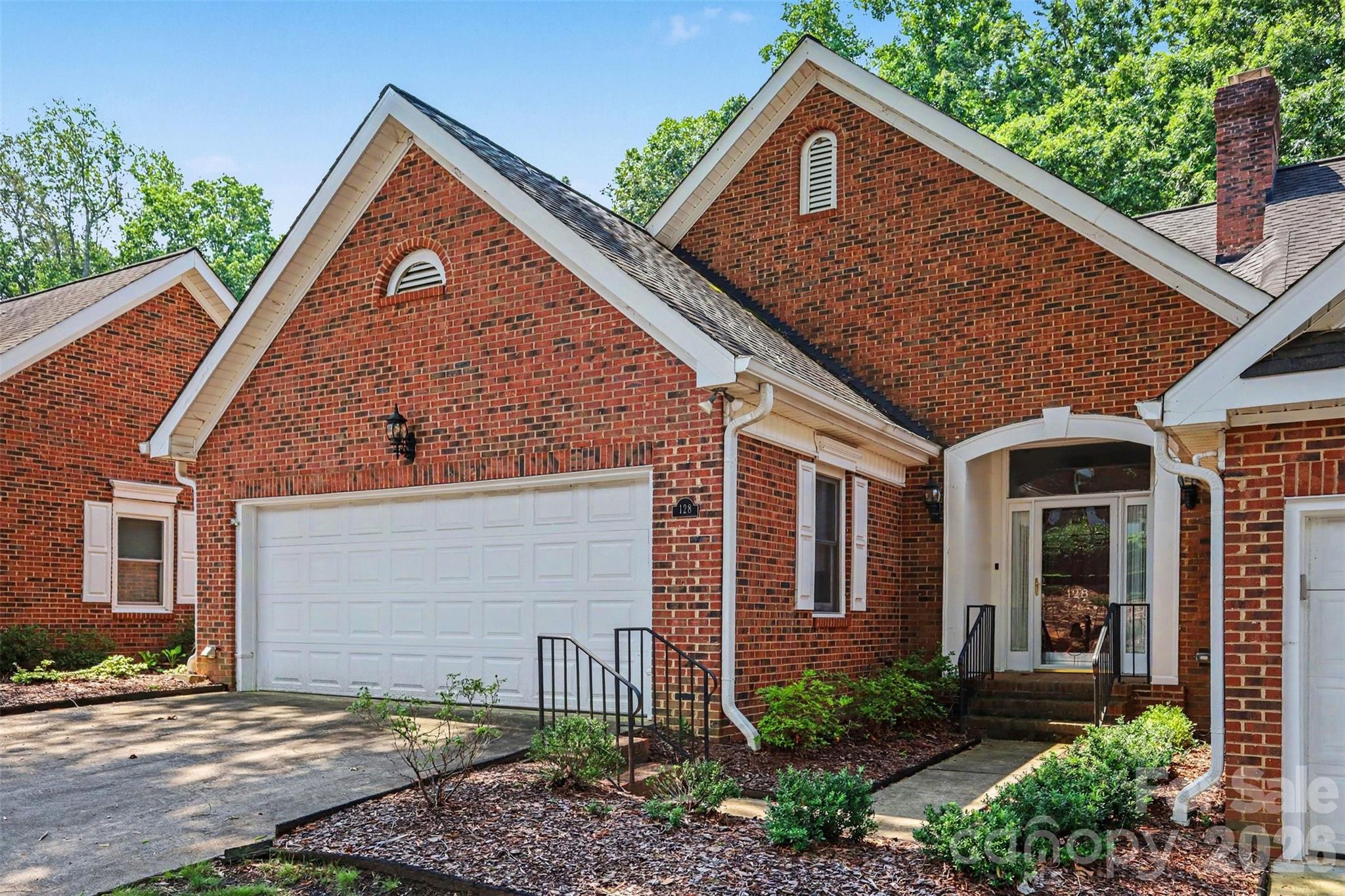 128 Columns Circle Property Photo 1