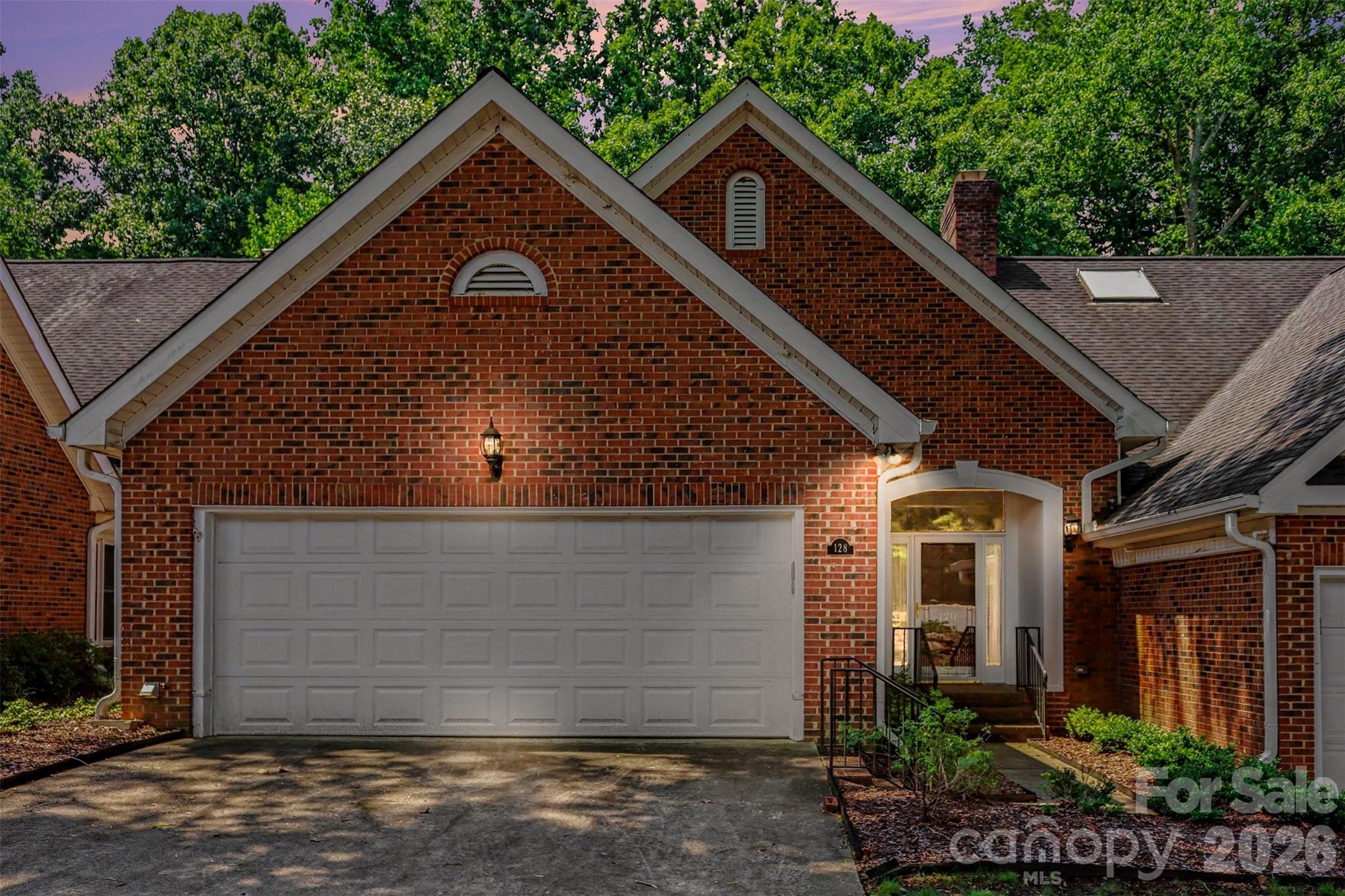 128 Columns Circle Property Photo 2