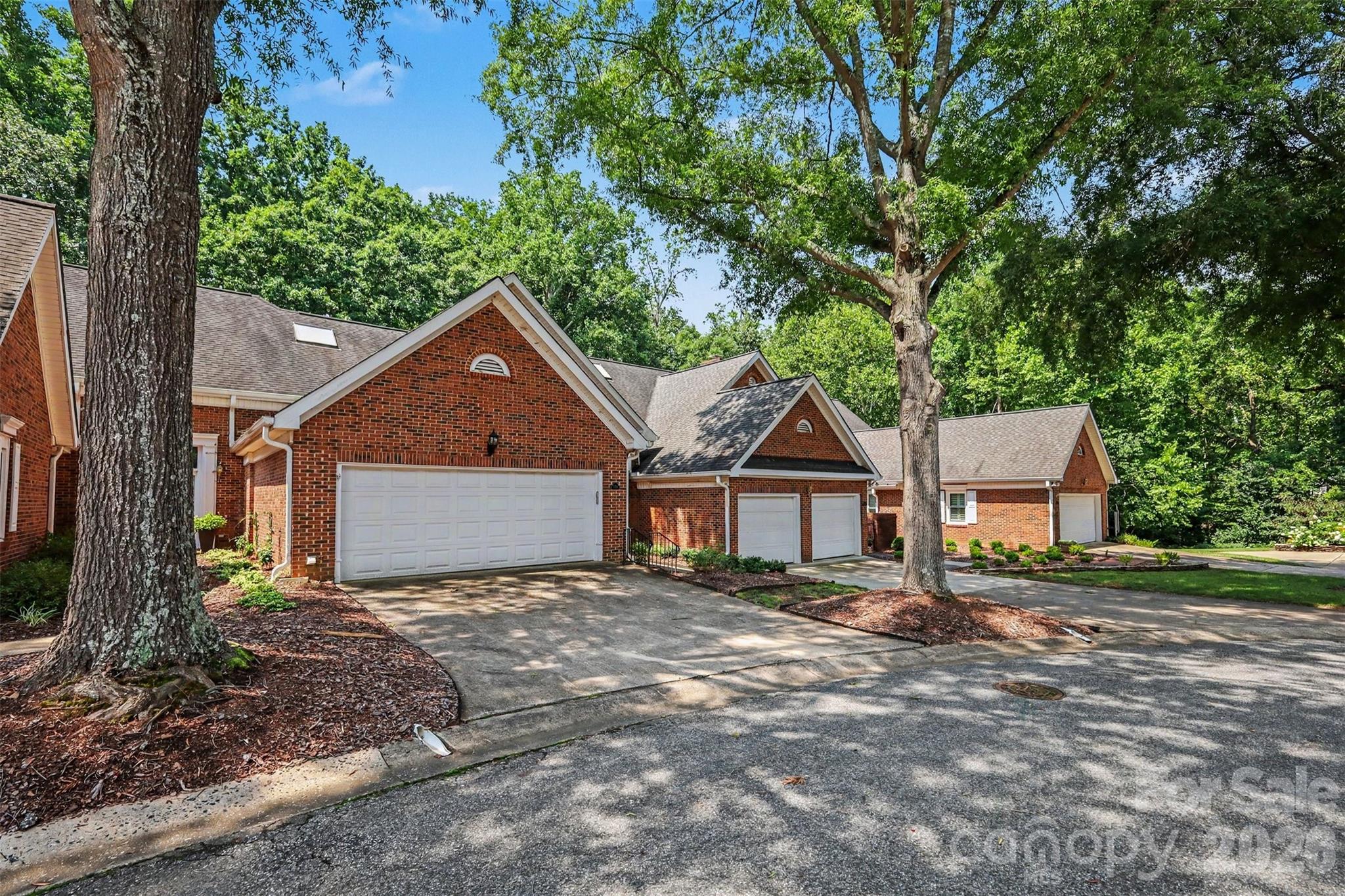 128 Columns Circle Property Photo 4