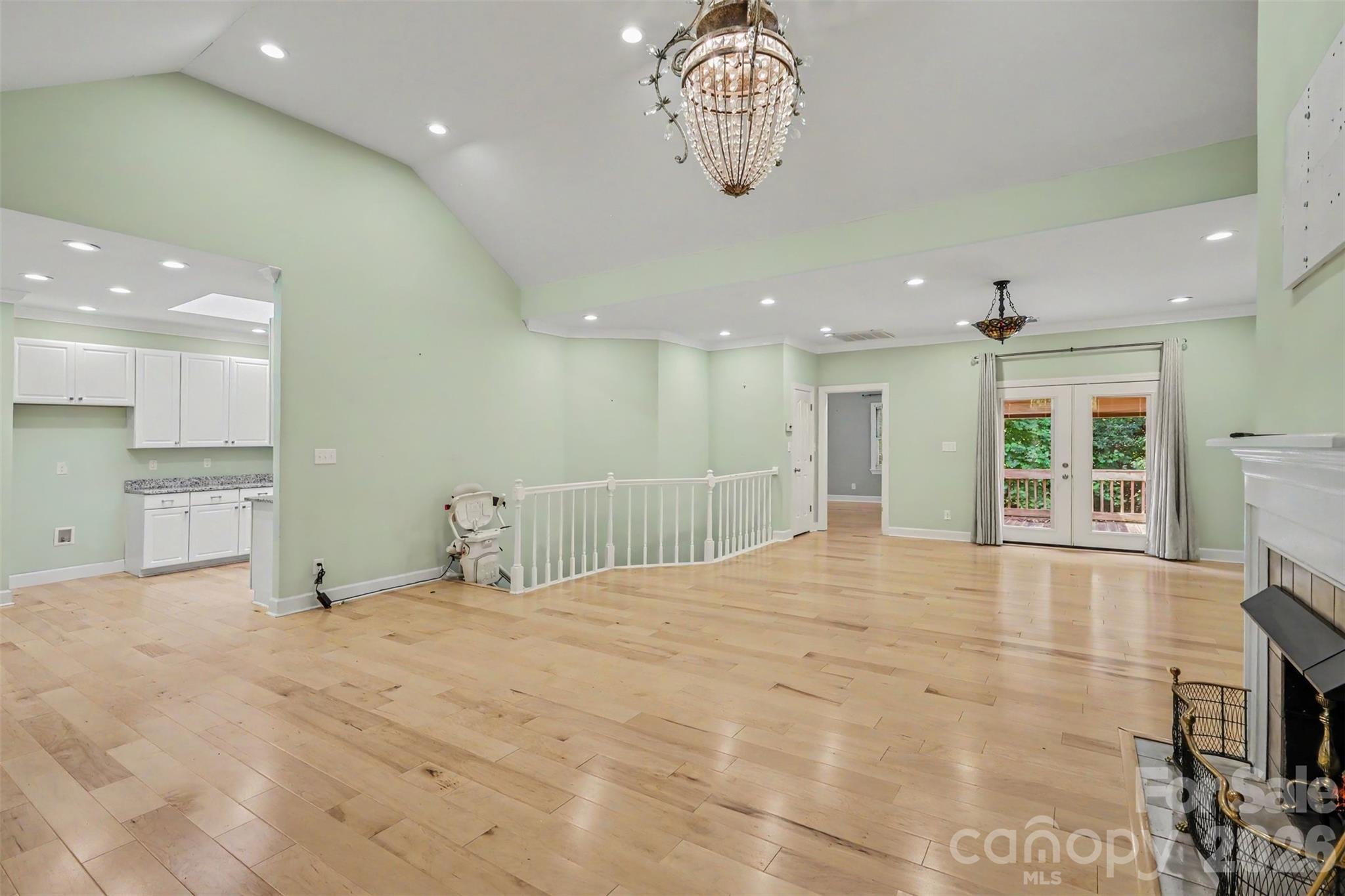 128 Columns Circle Property Photo 5