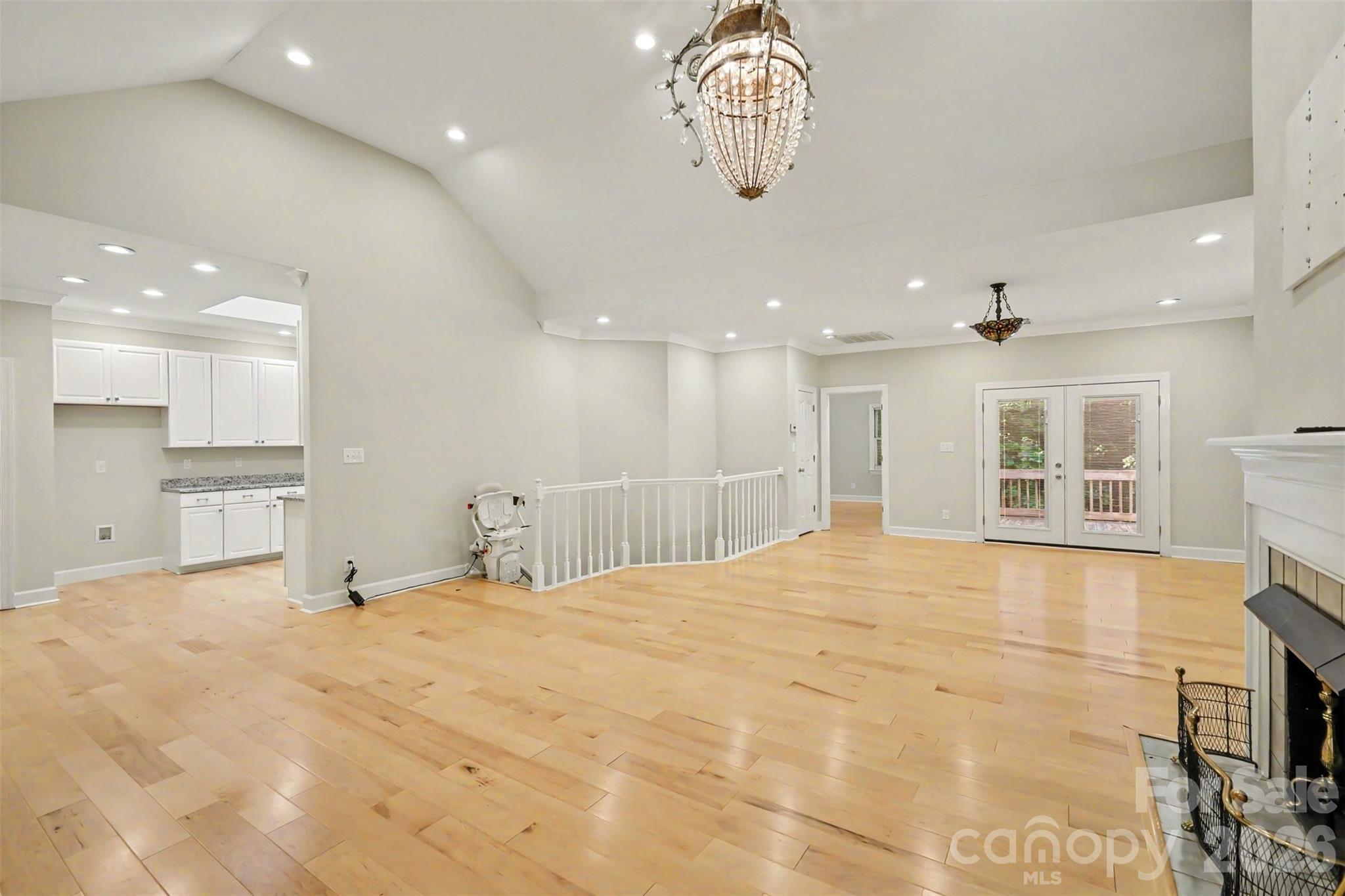 128 Columns Circle Property Photo 5