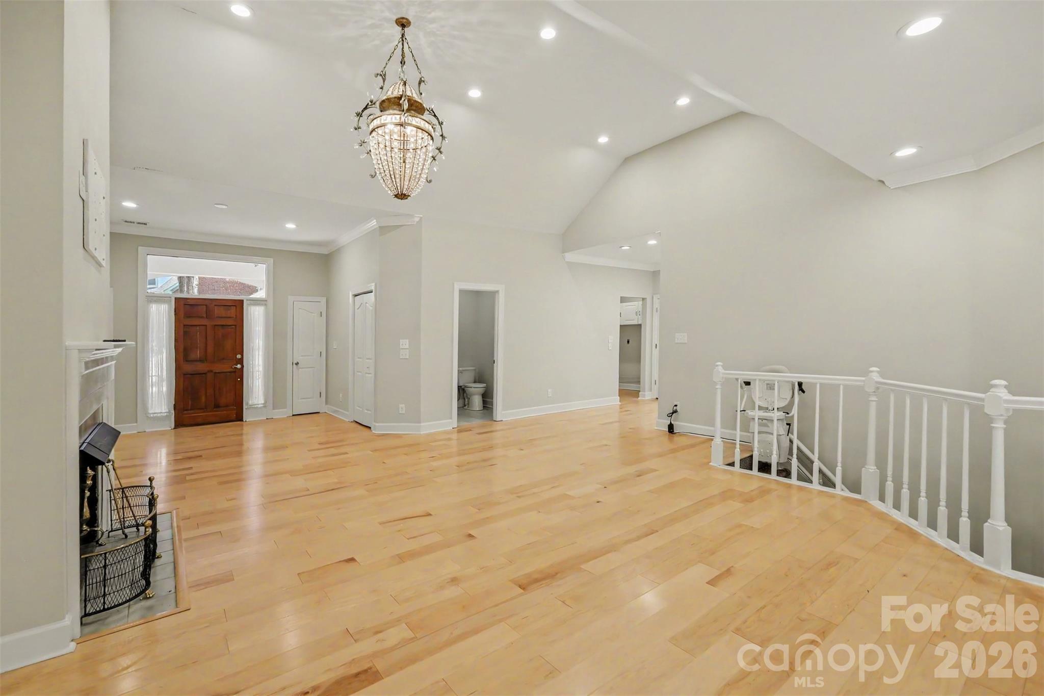 128 Columns Circle Property Photo 8