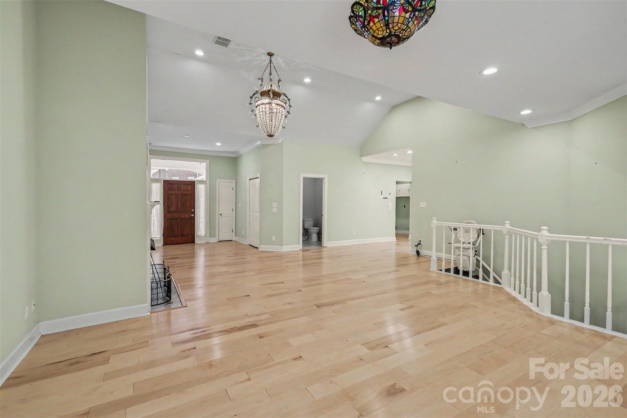 128 Columns Circle Property Photo 9
