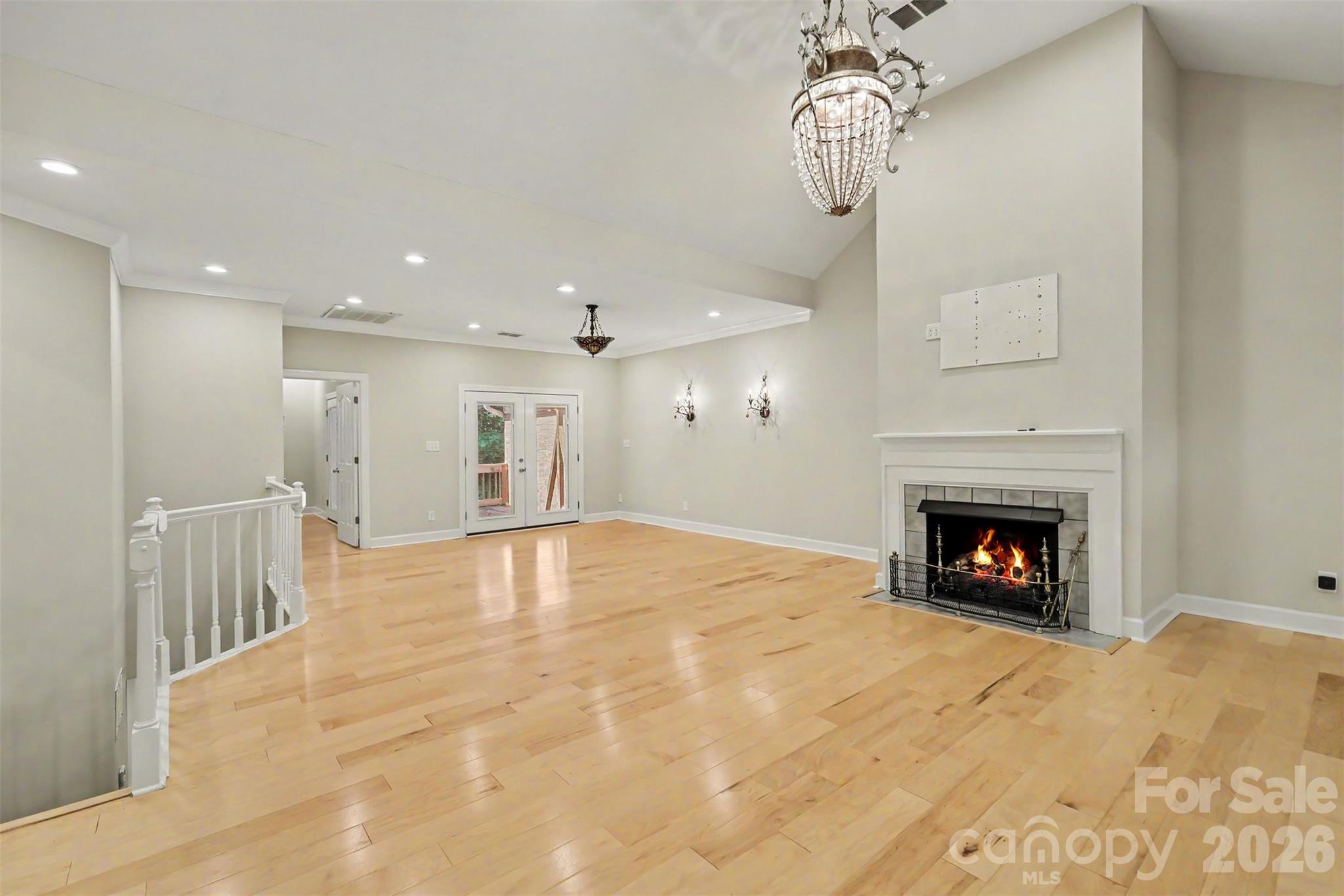 128 Columns Circle Property Photo 9