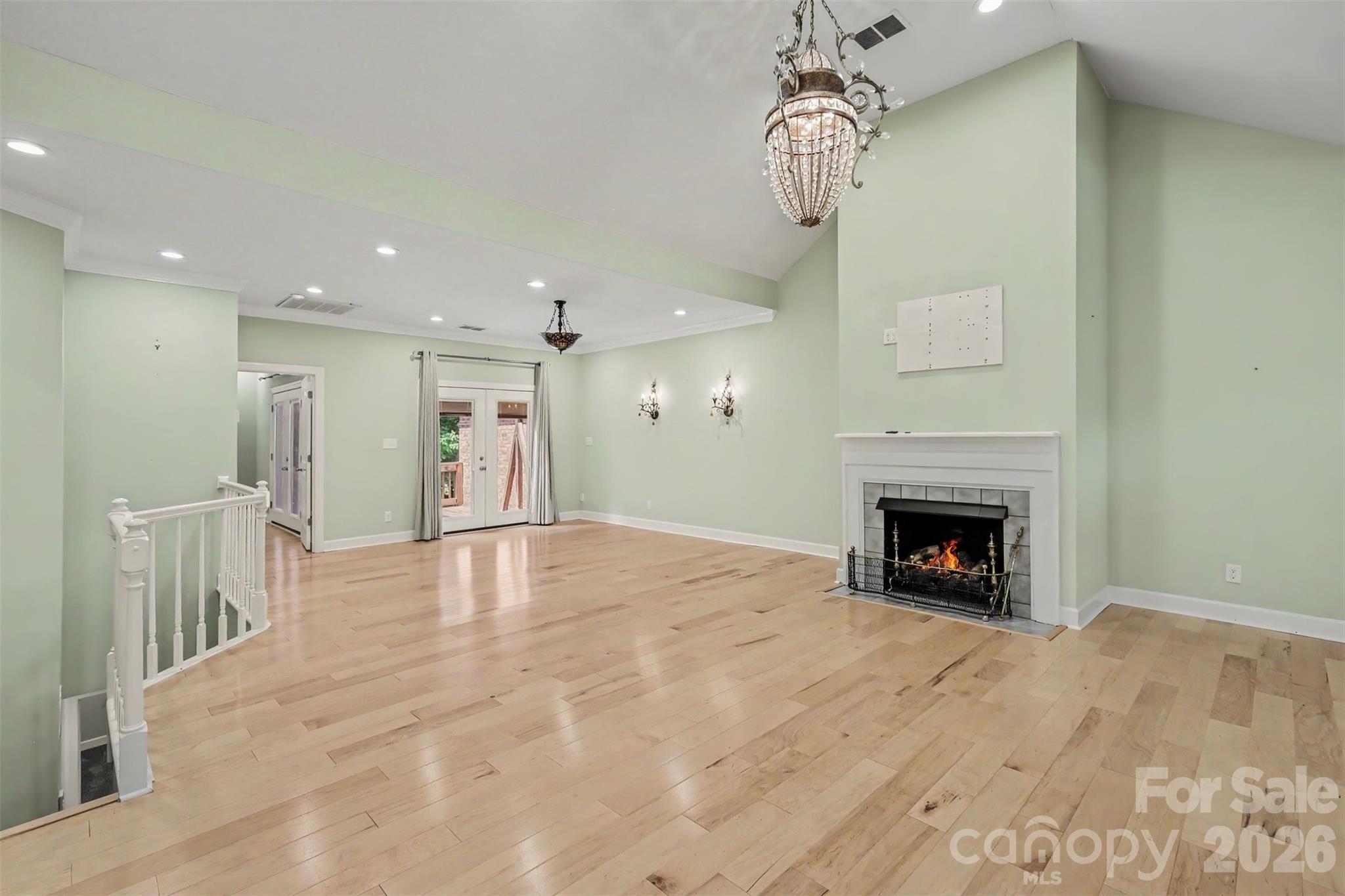 128 Columns Circle Property Photo 10