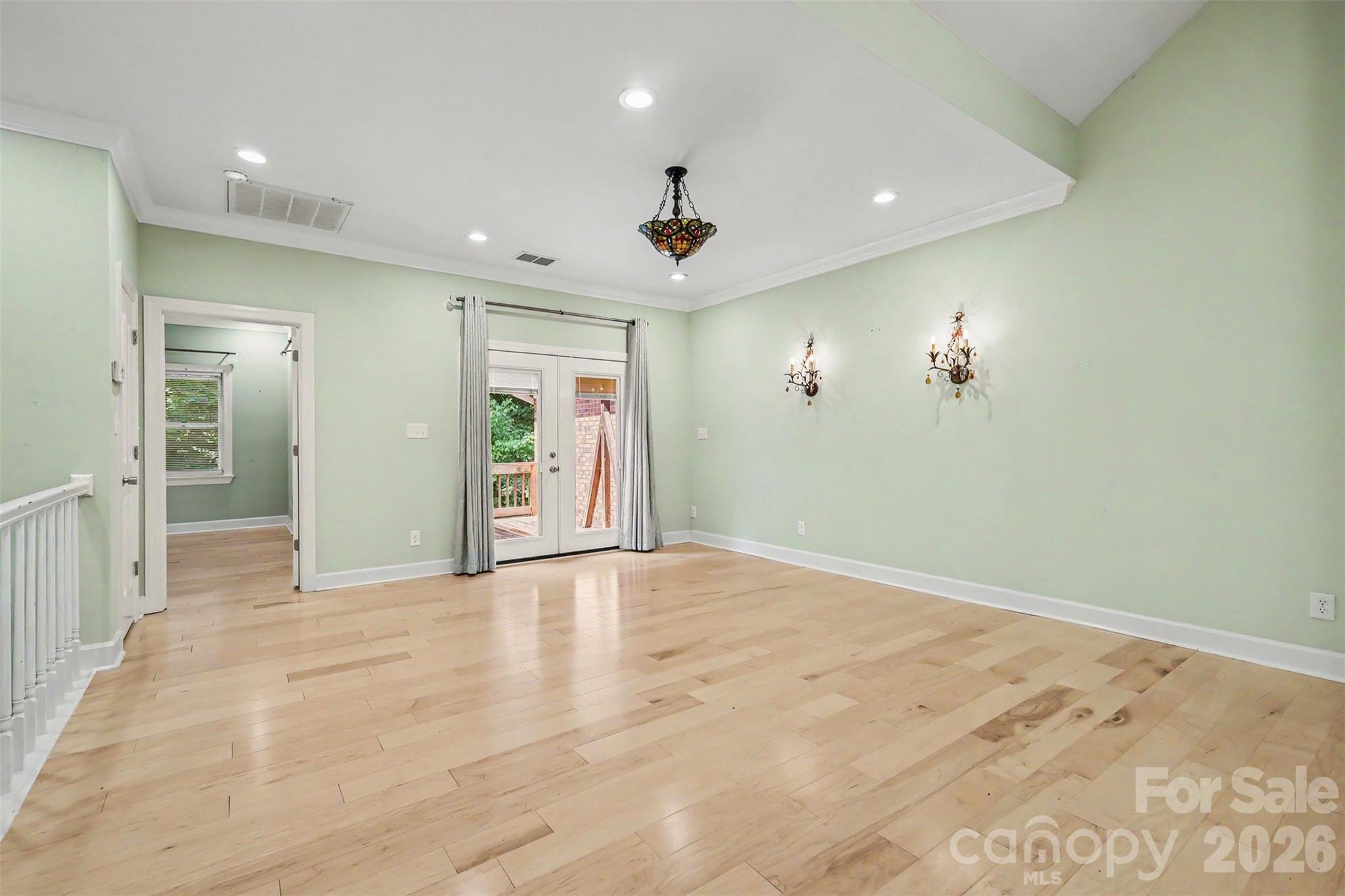 128 Columns Circle Property Photo 11
