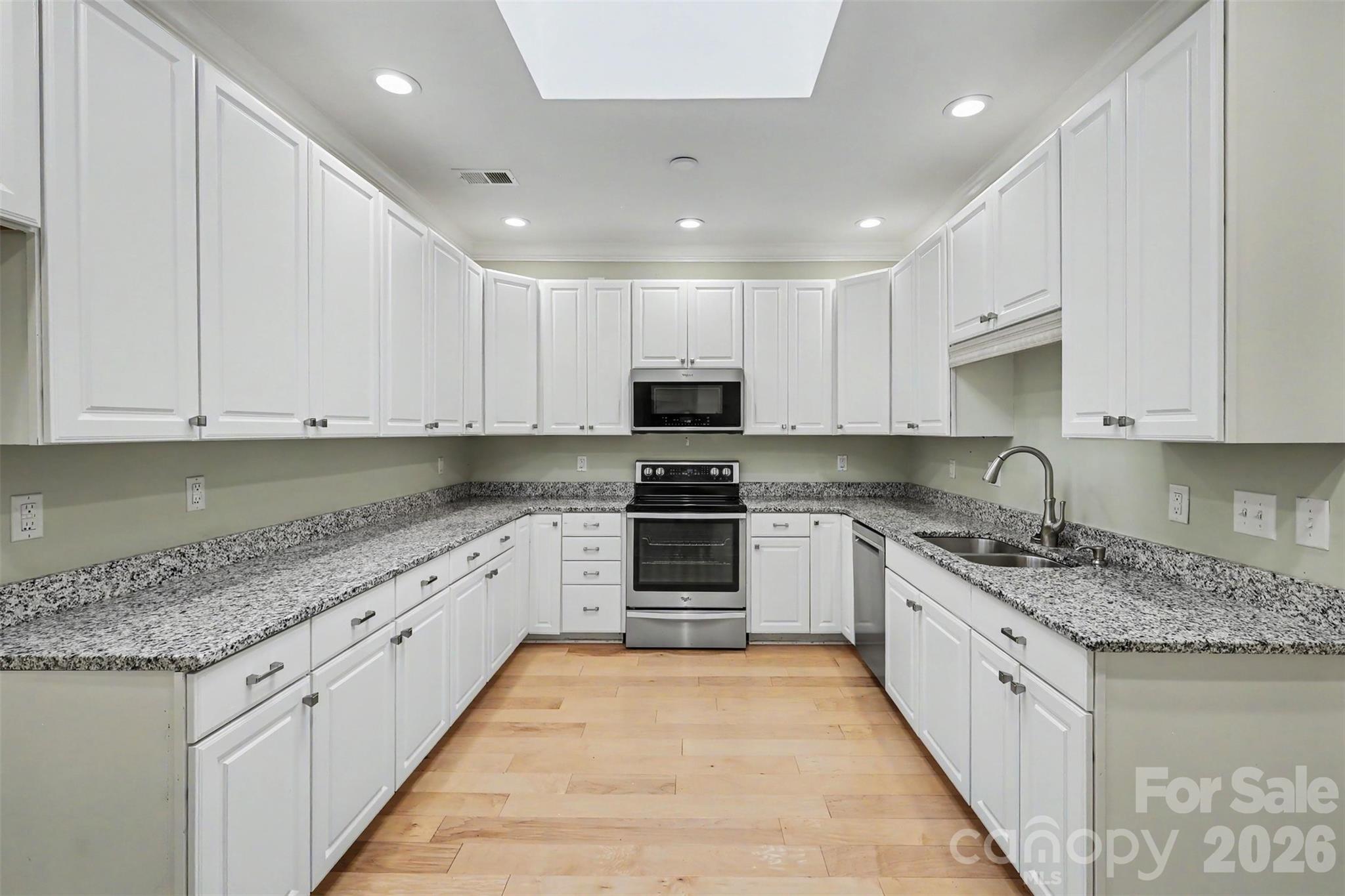 128 Columns Circle Property Photo 15