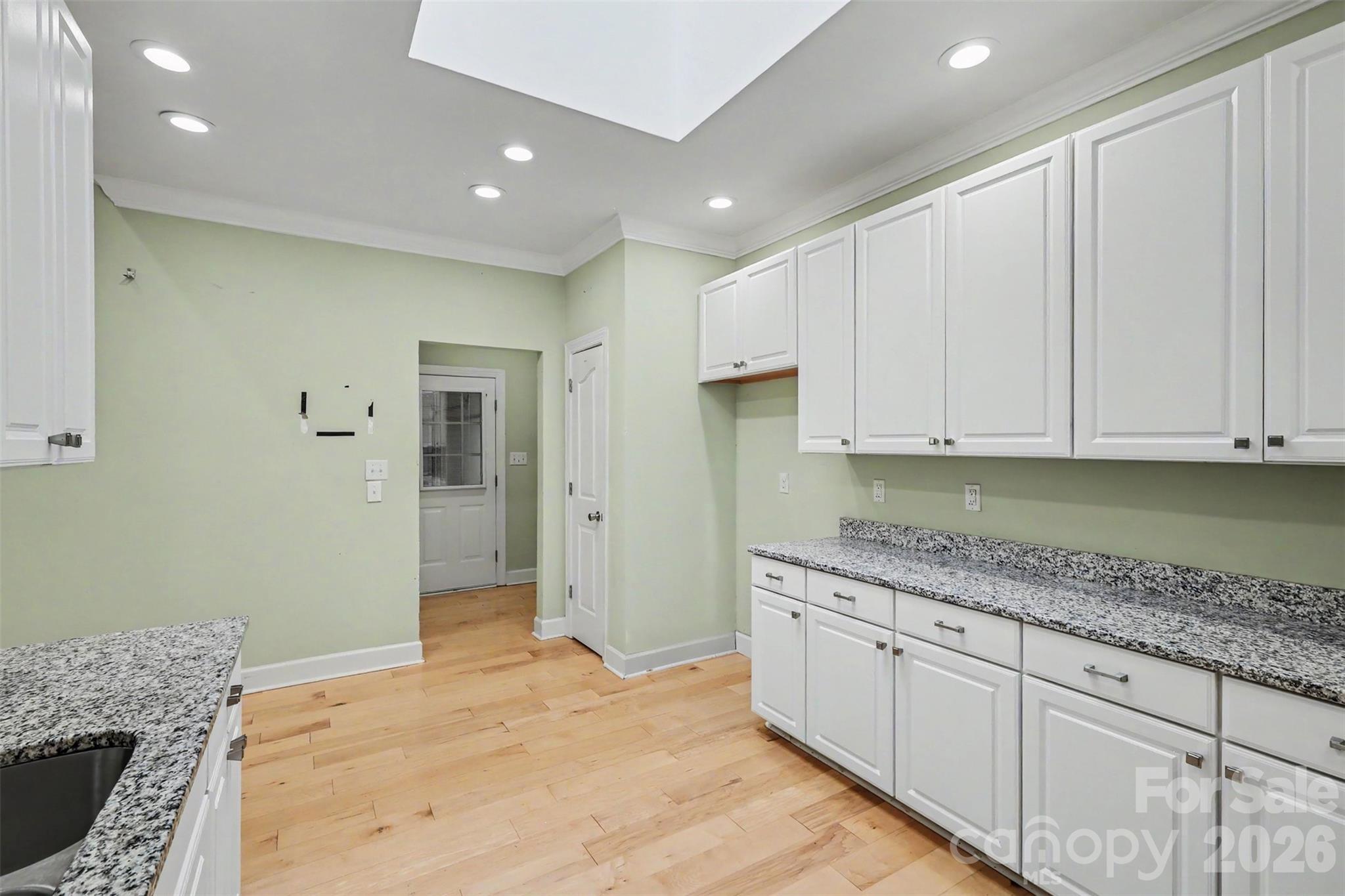 128 Columns Circle Property Photo 16