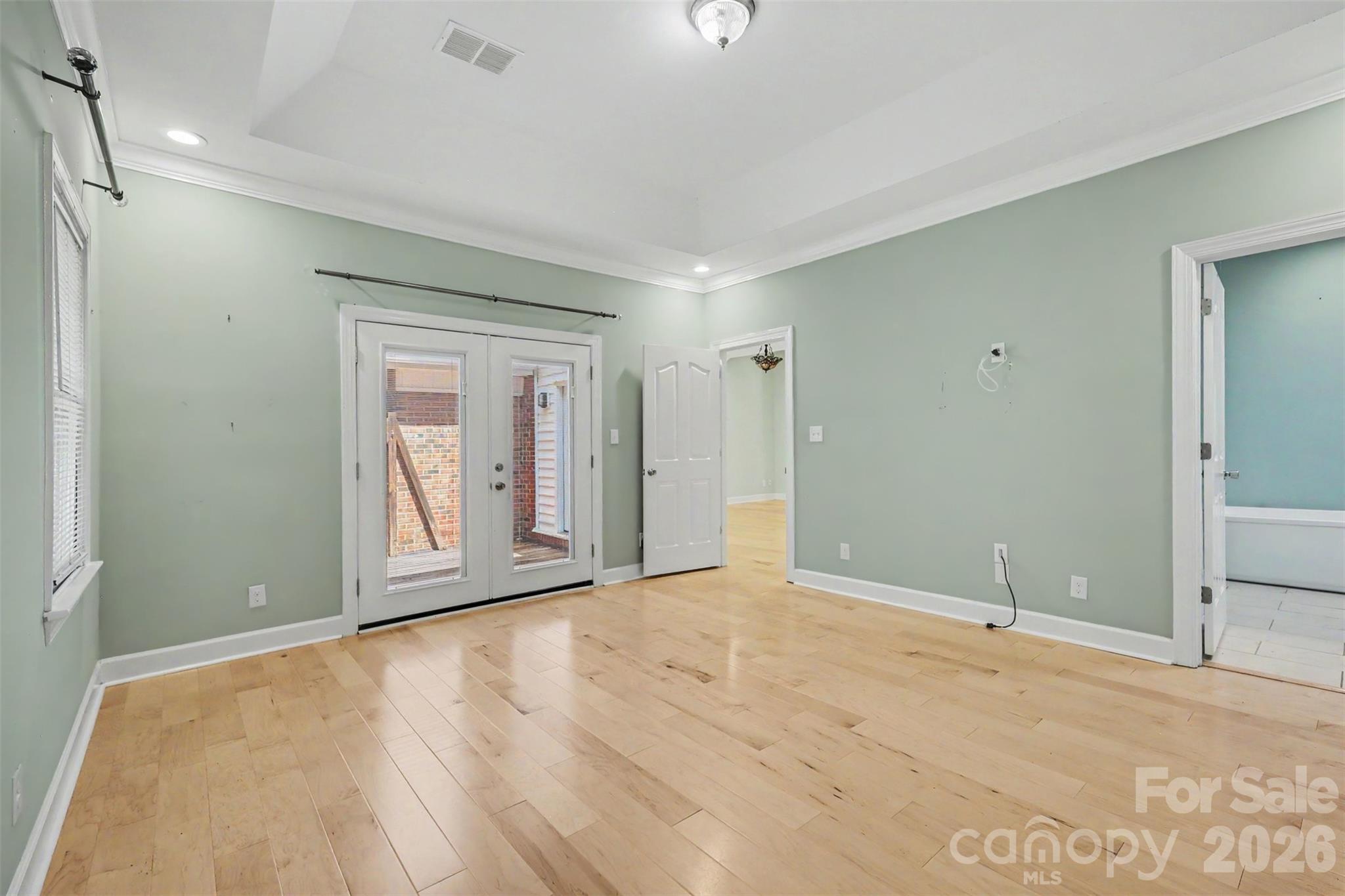 128 Columns Circle Property Photo 18