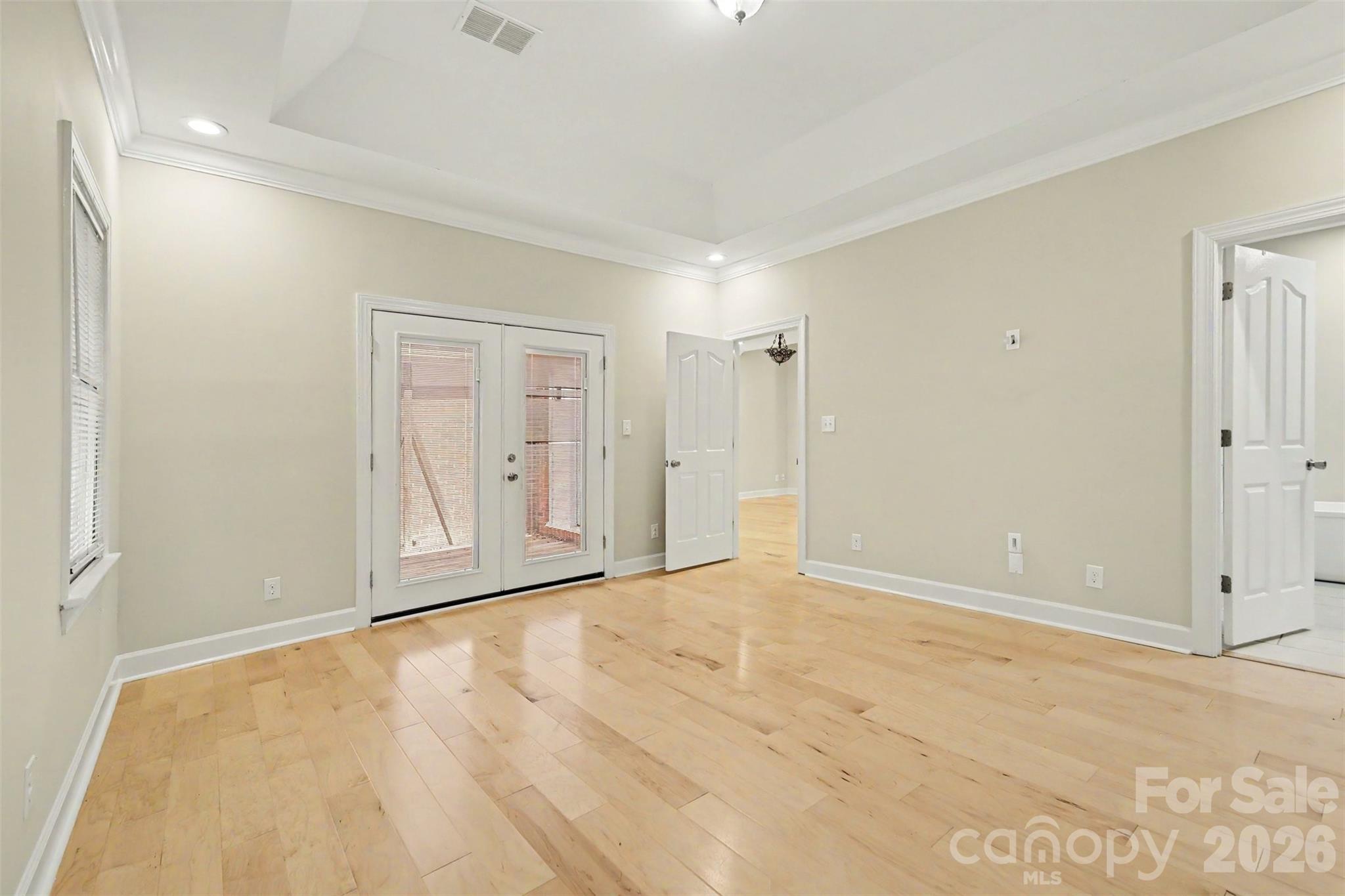 128 Columns Circle Property Photo 18