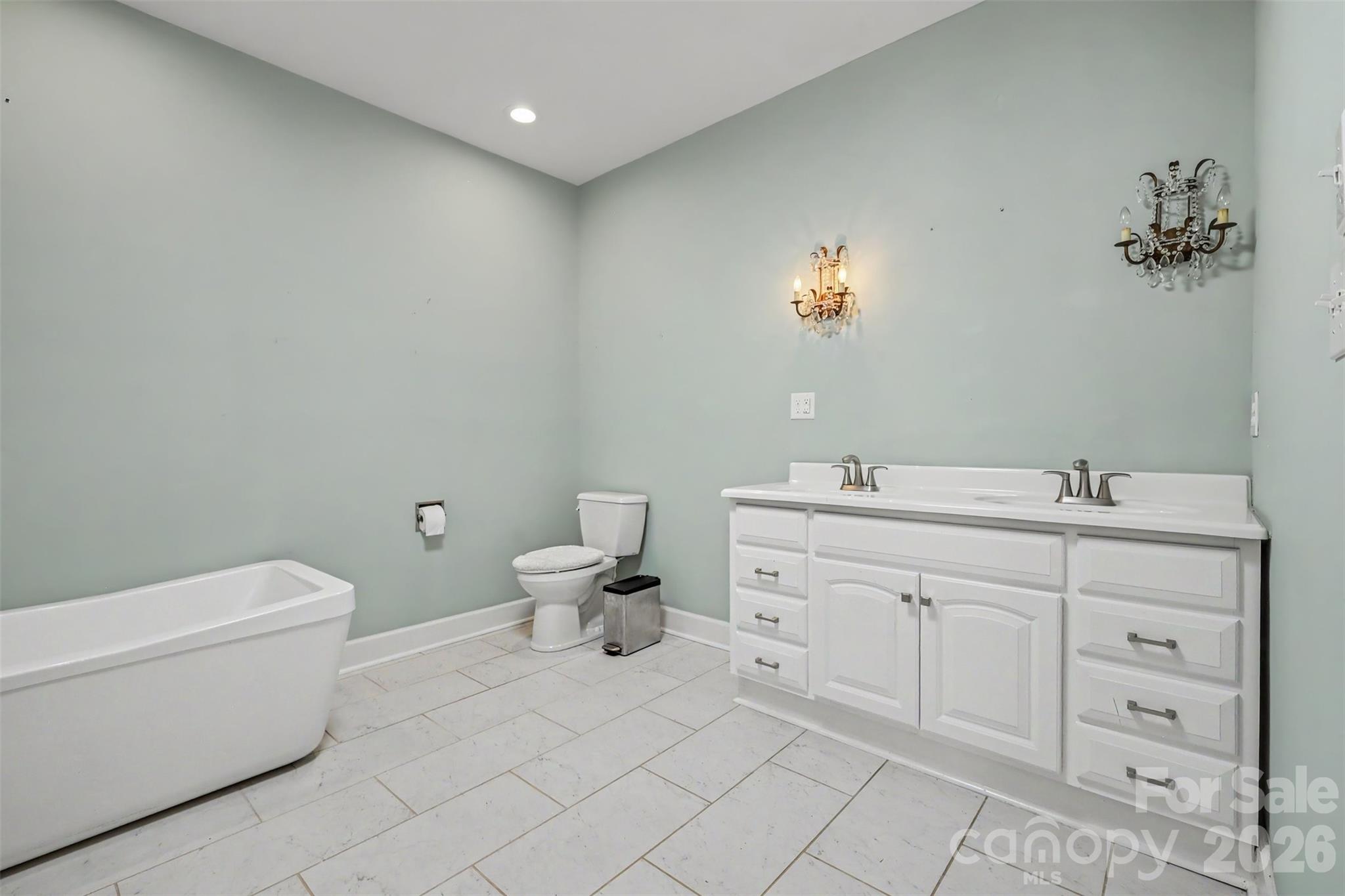 128 Columns Circle Property Photo 21