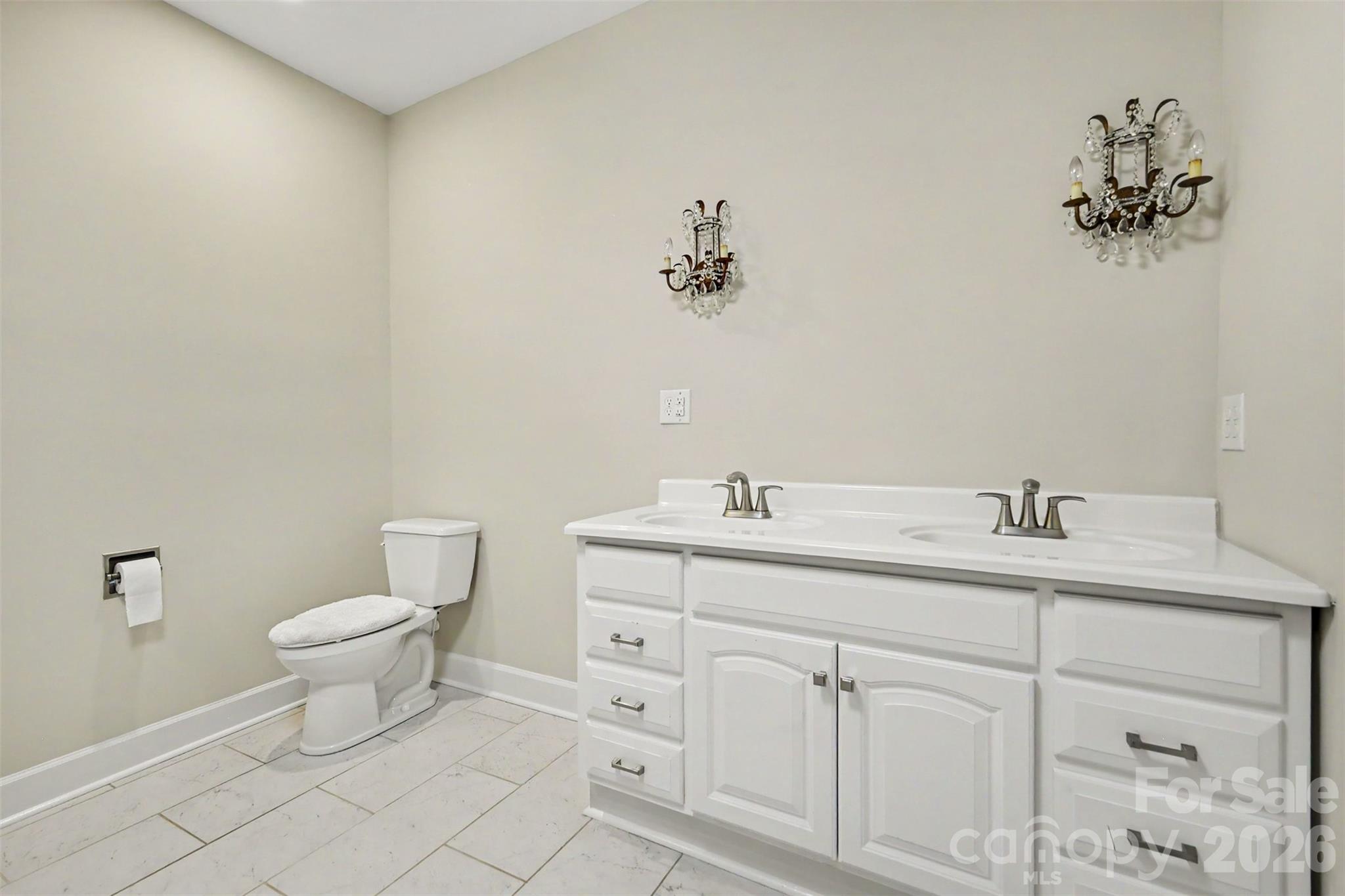 128 Columns Circle Property Photo 21