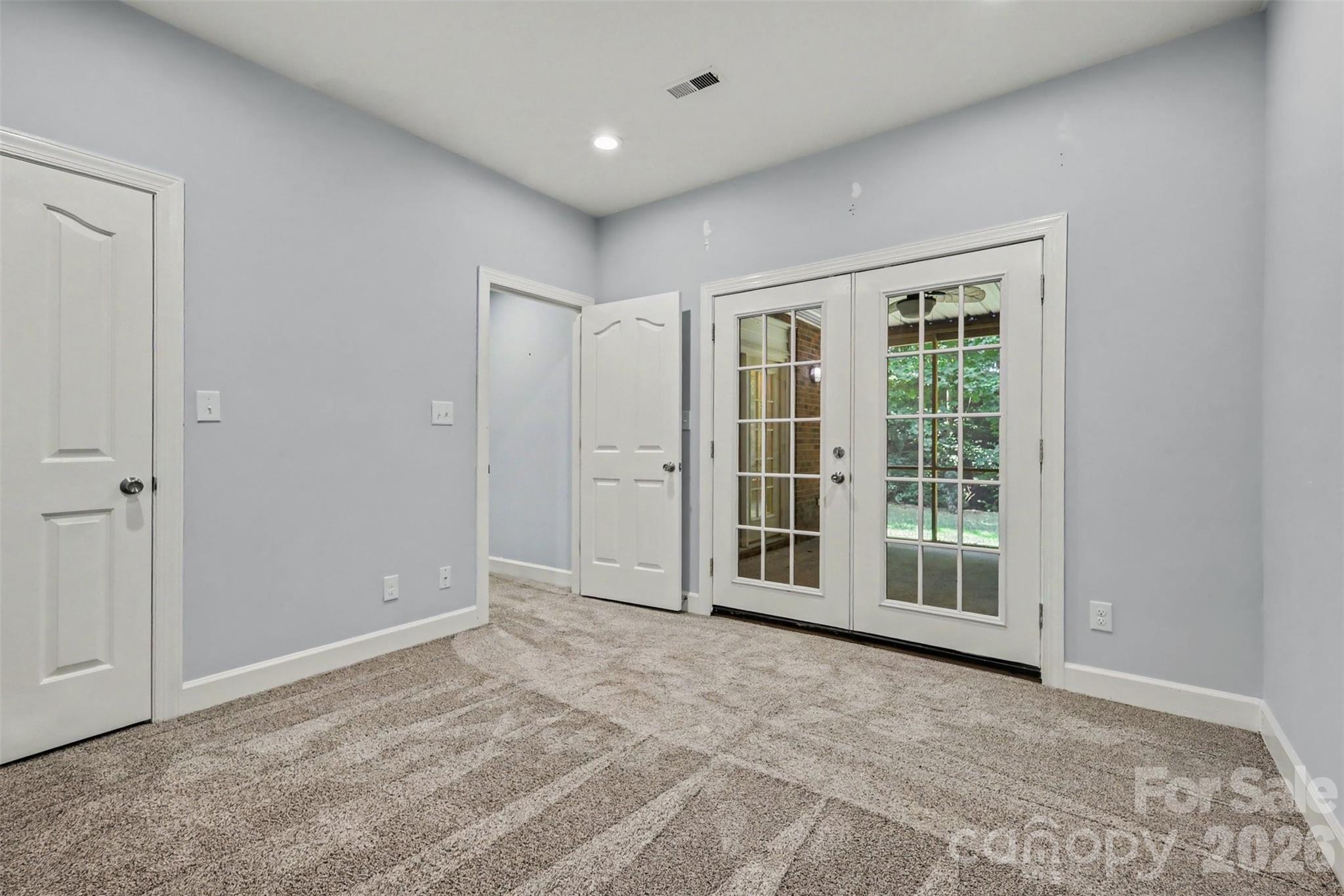 128 Columns Circle Property Photo 28