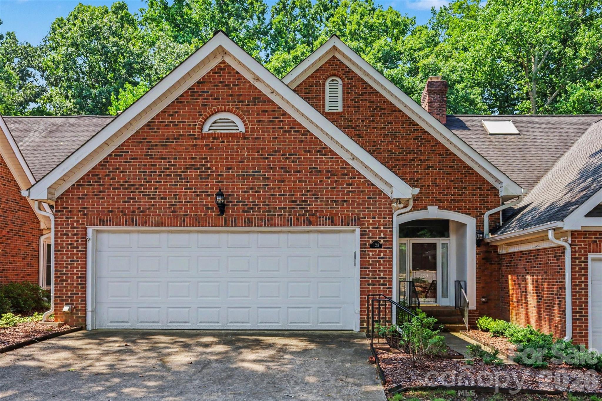 128 Columns Circle Property Photo 34