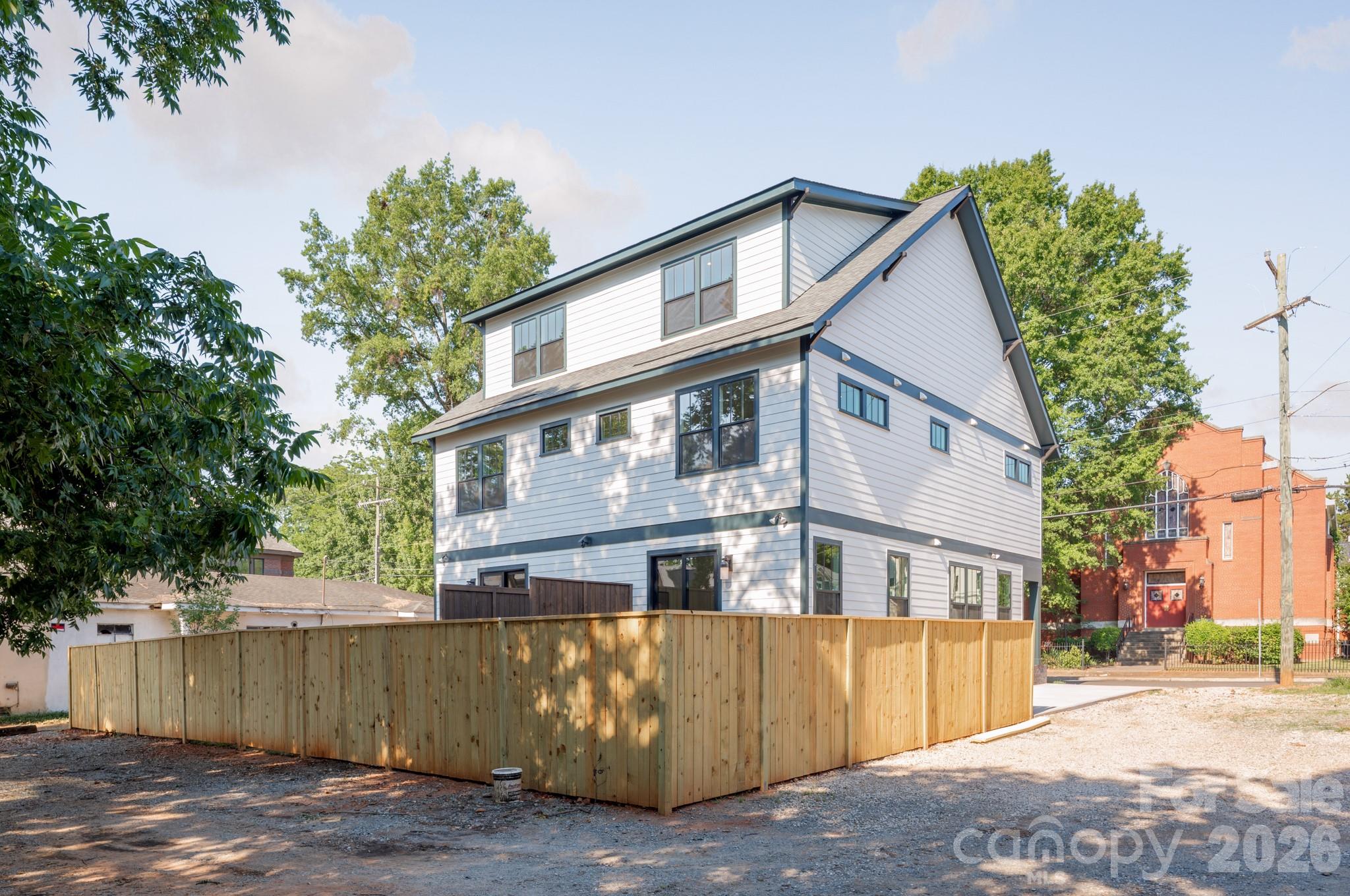 530 Campus Street Property Photo 28