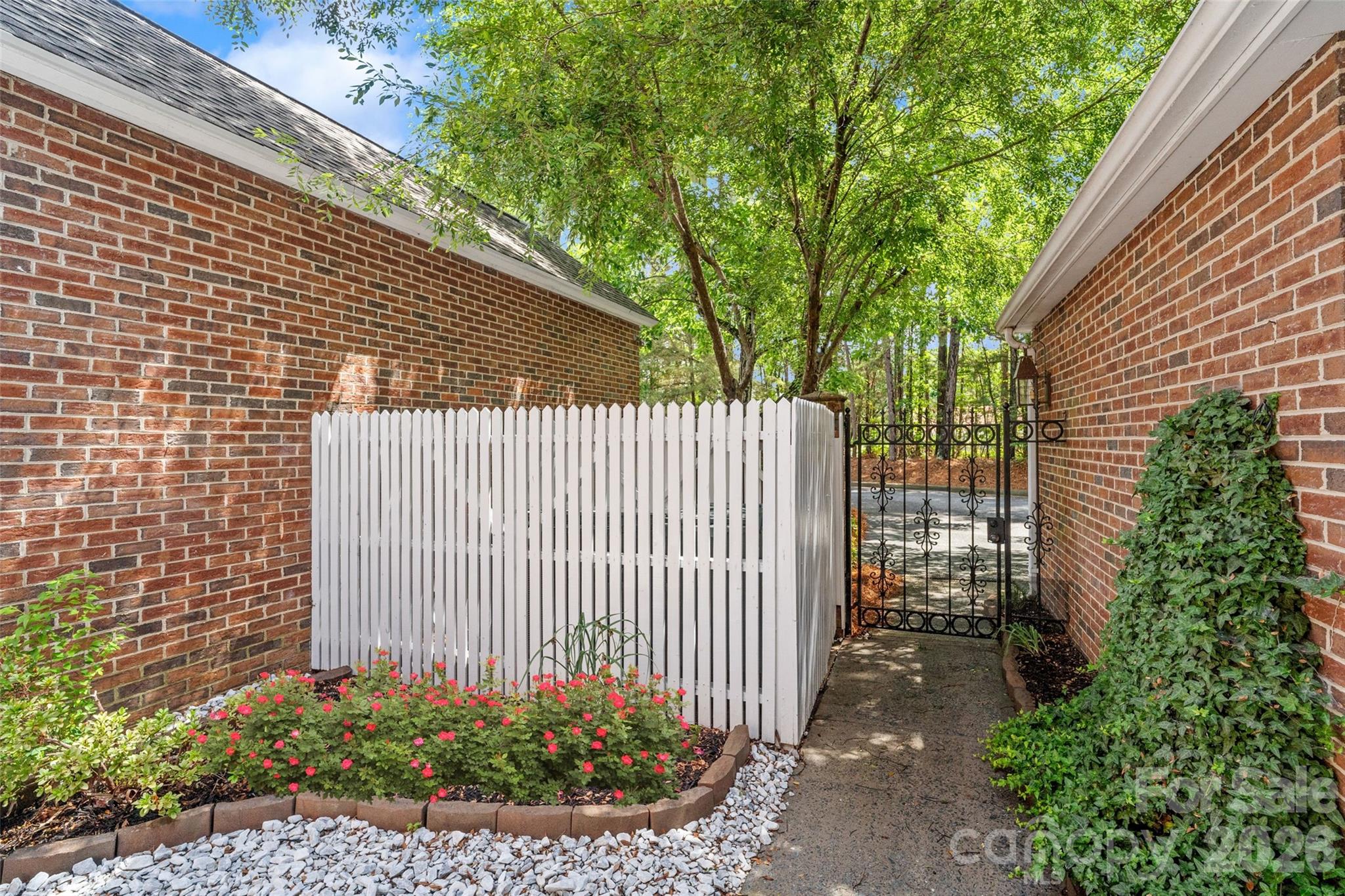 806 Colony Oaks Drive B Property Photo 8