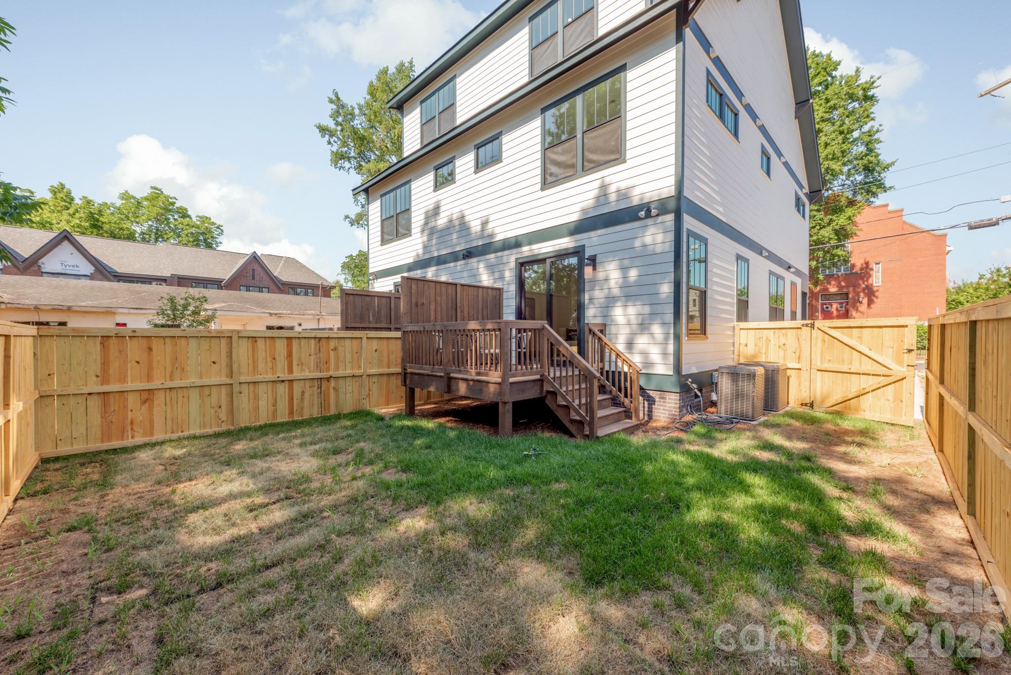 532 Campus Street Property Photo 11