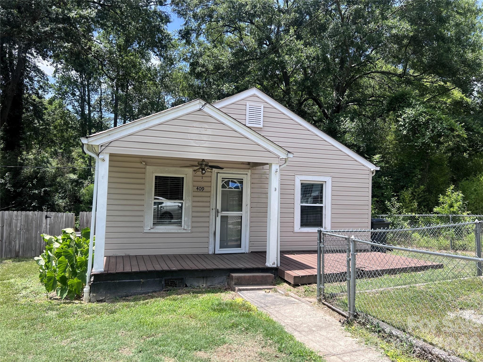 409 S Maple Street Property Photo 1