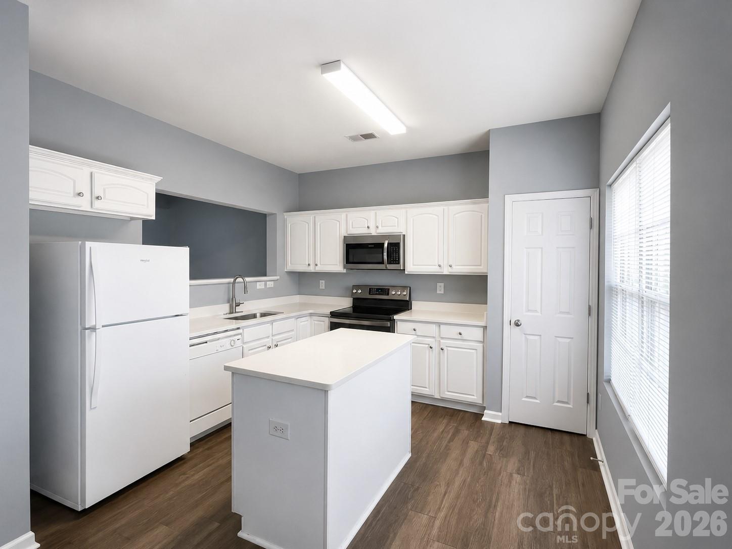 9815 Treeside Lane Property Photo 8
