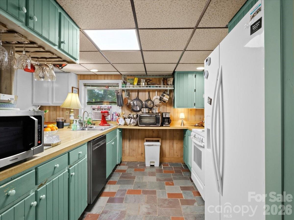 119 Fox Den Road Property Photo 17