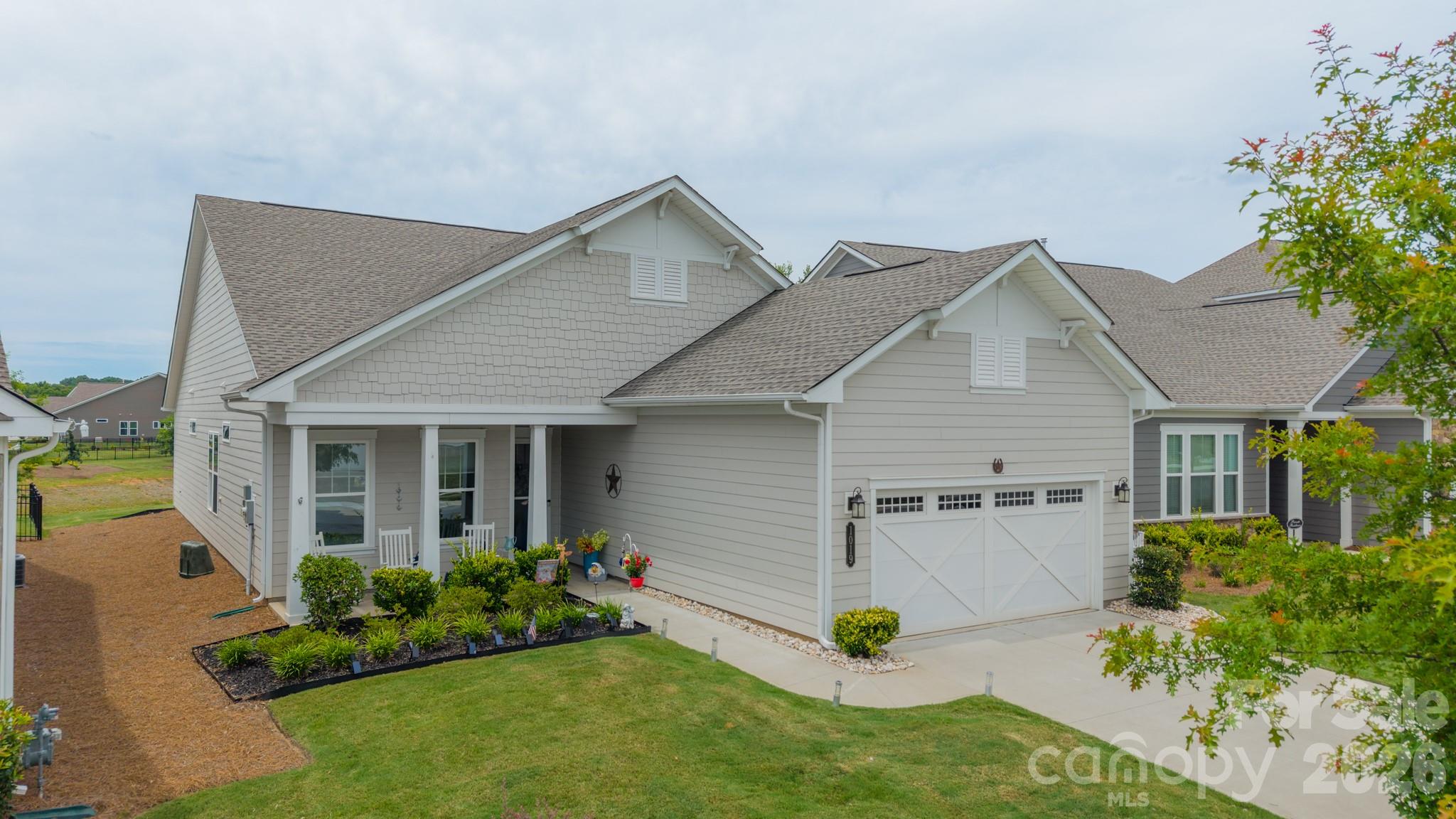 1019 Carlyle Lane Property Photo 2