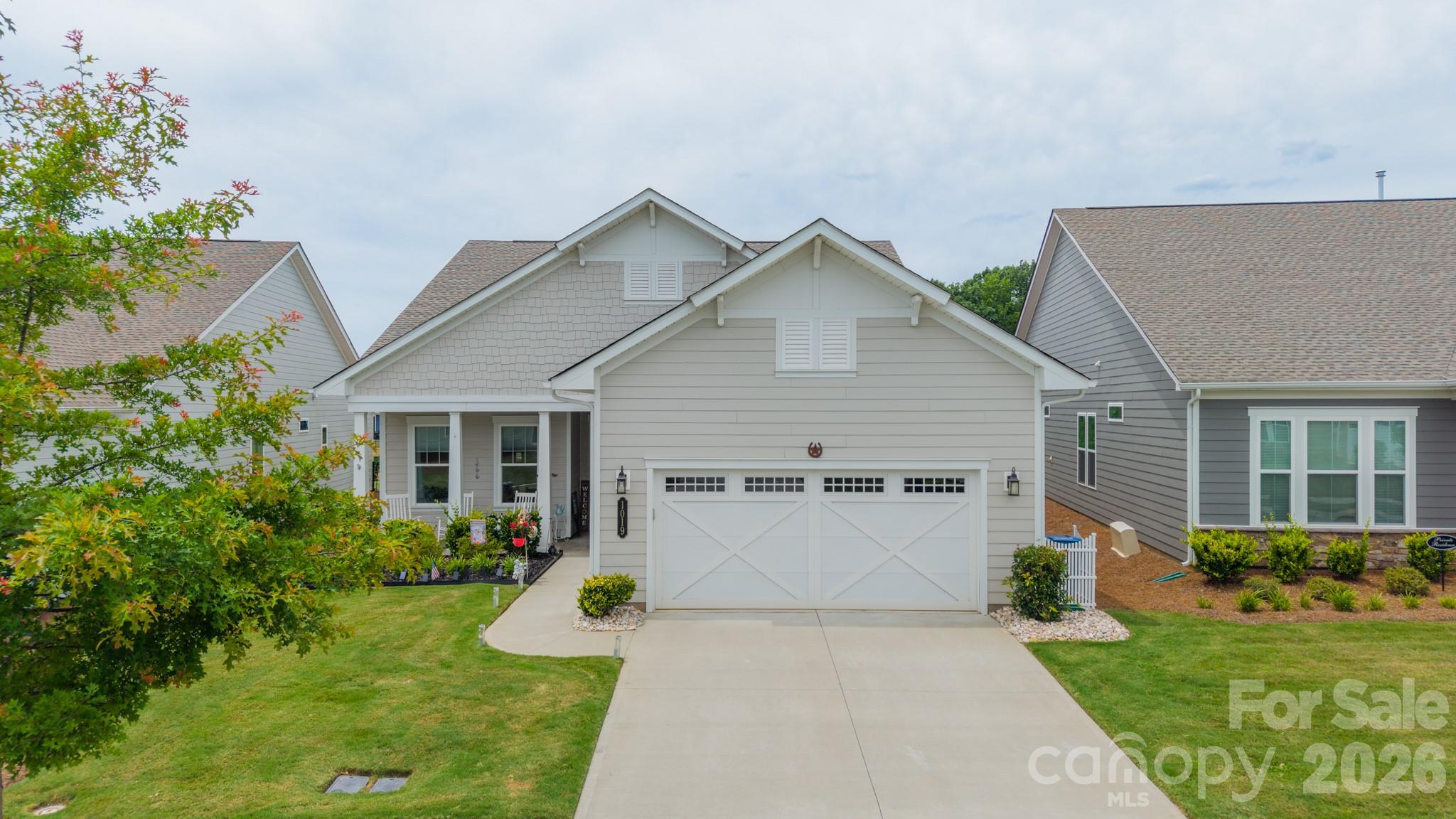 1019 Carlyle Lane Property Photo 3
