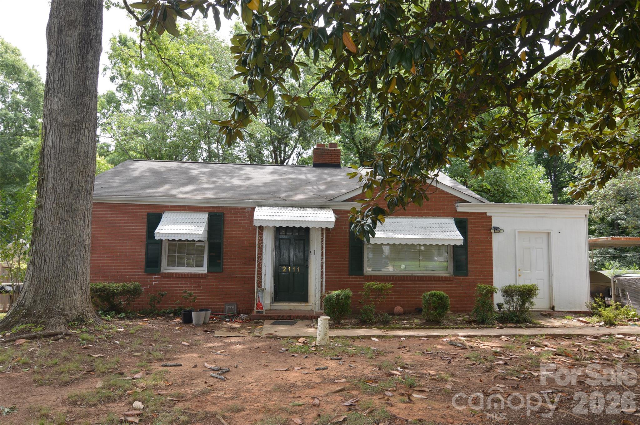 2111 Dickens Avenue Property Photo 1
