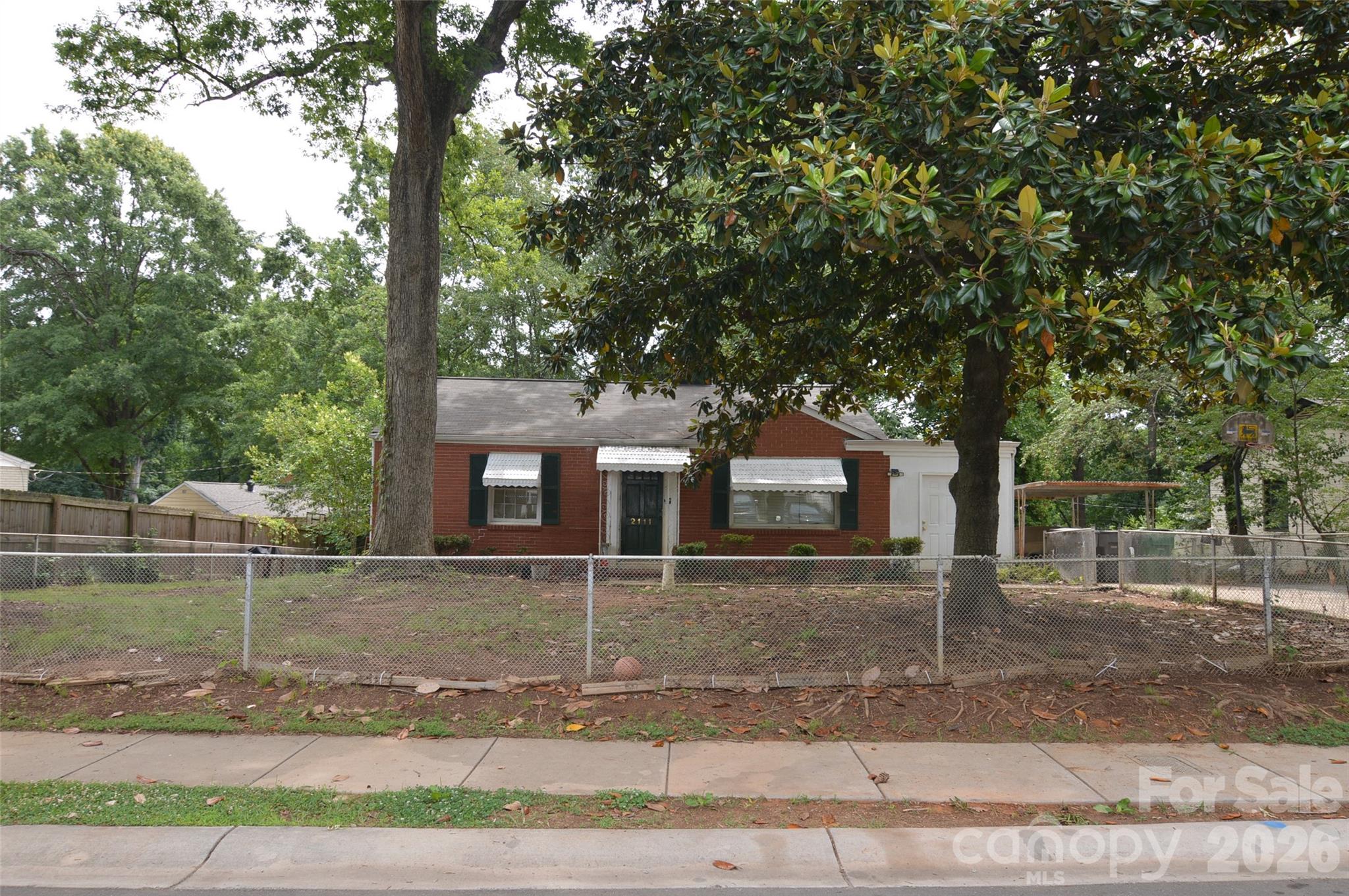 2111 Dickens Avenue Property Photo 3