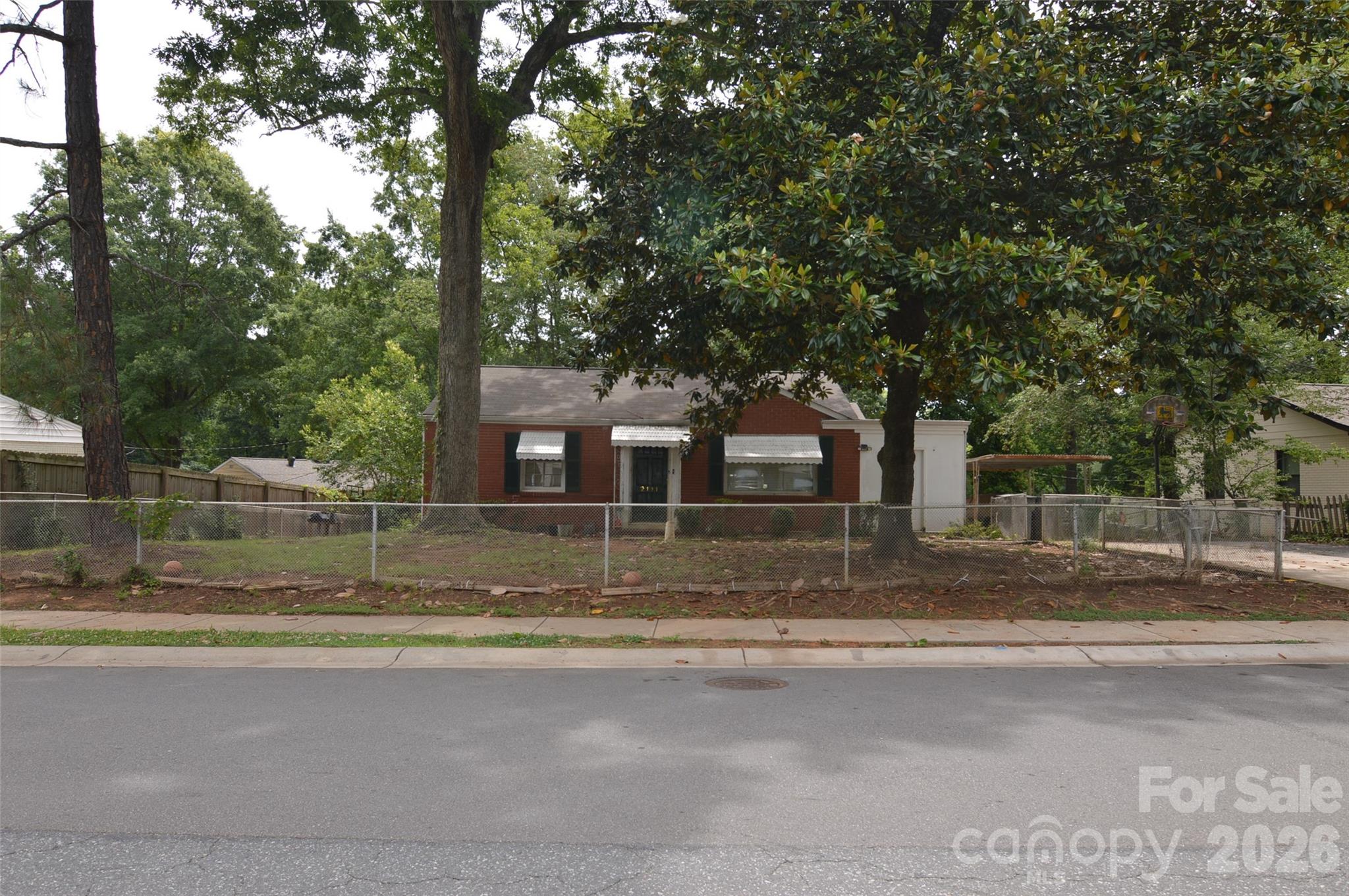 2111 Dickens Avenue Property Photo 4