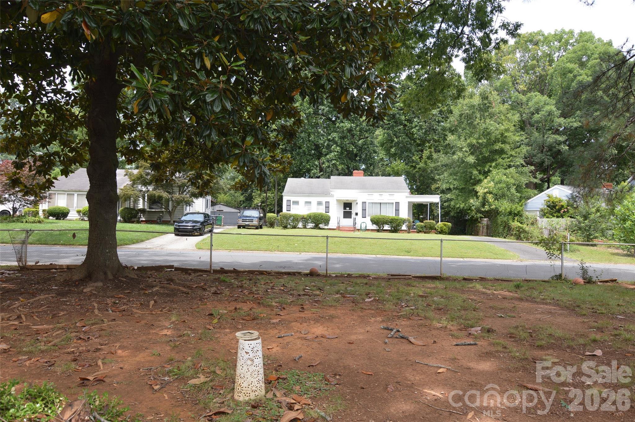 2111 Dickens Avenue Property Photo 8