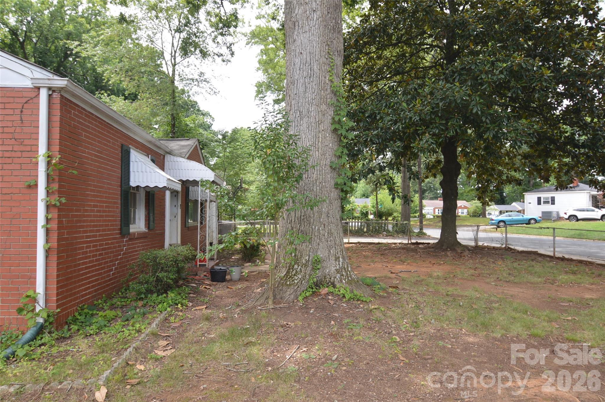 2111 Dickens Avenue Property Photo 10