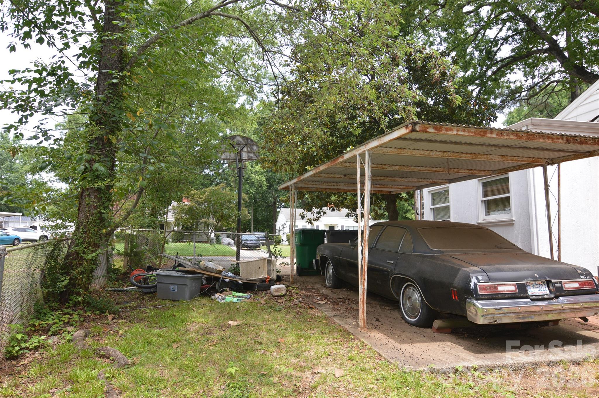 2111 Dickens Avenue Property Photo 16