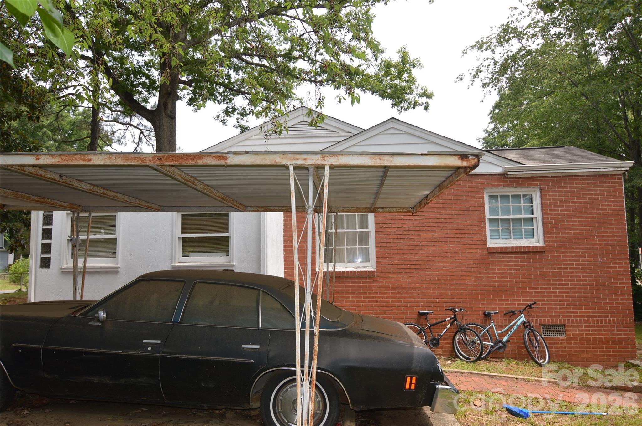 2111 Dickens Avenue Property Photo 17