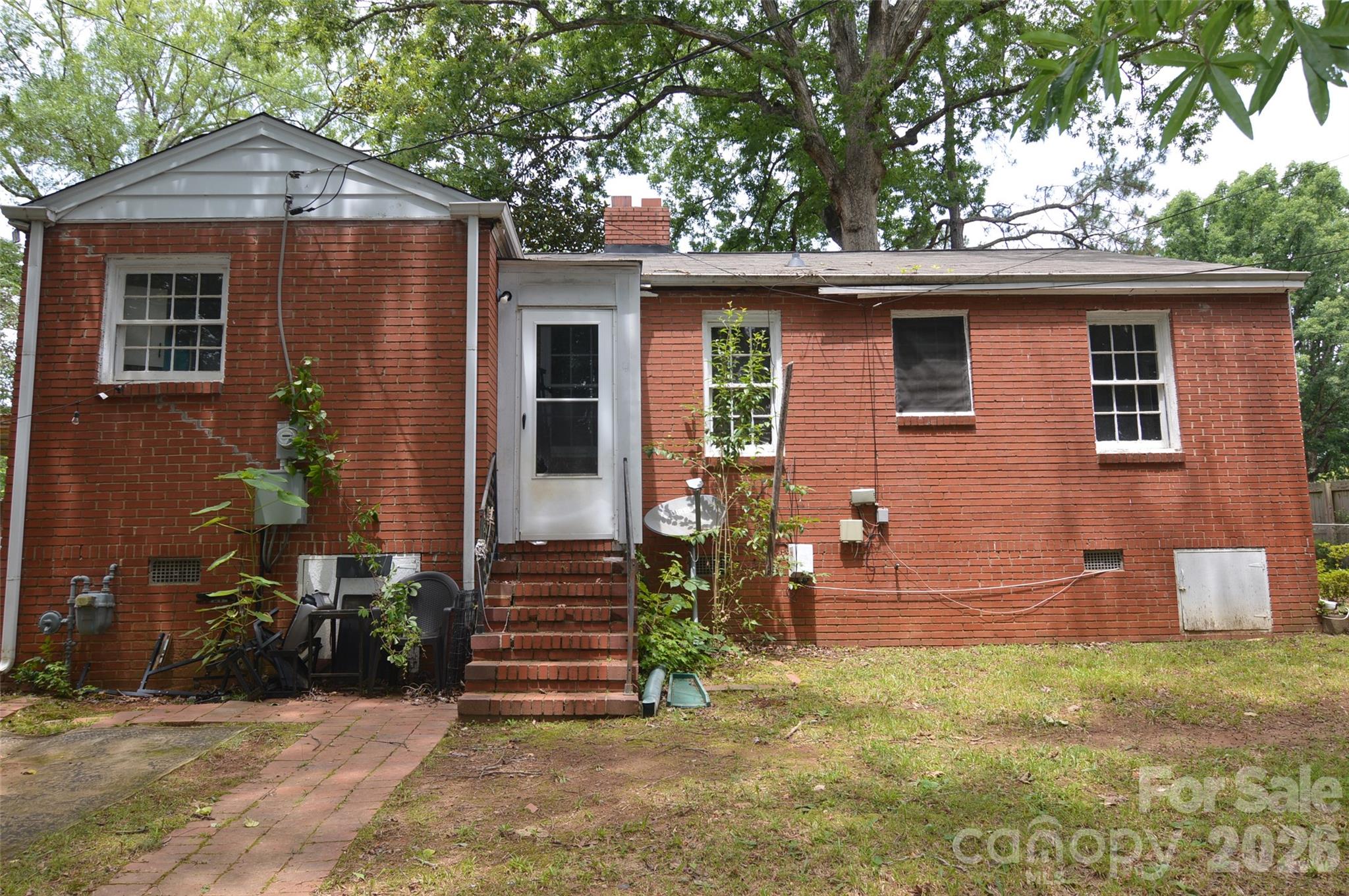 2111 Dickens Avenue Property Photo 19