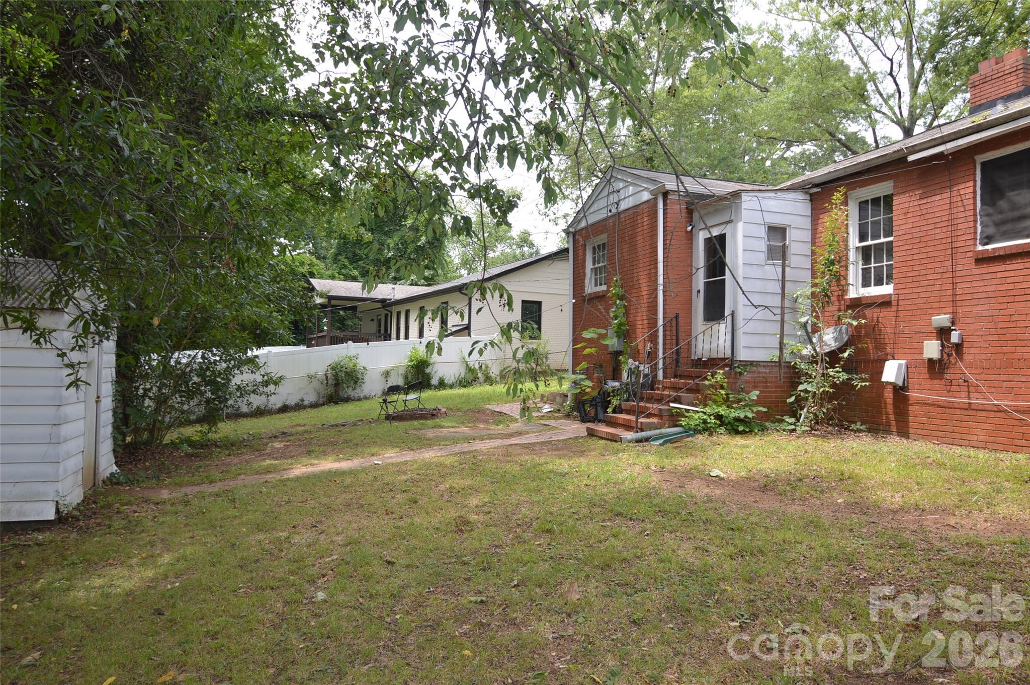 2111 Dickens Avenue Property Photo 22