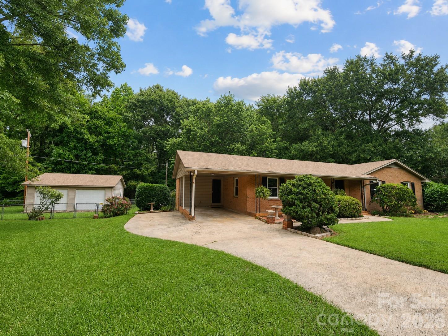 2914 Dresden Drive Property Photo 2