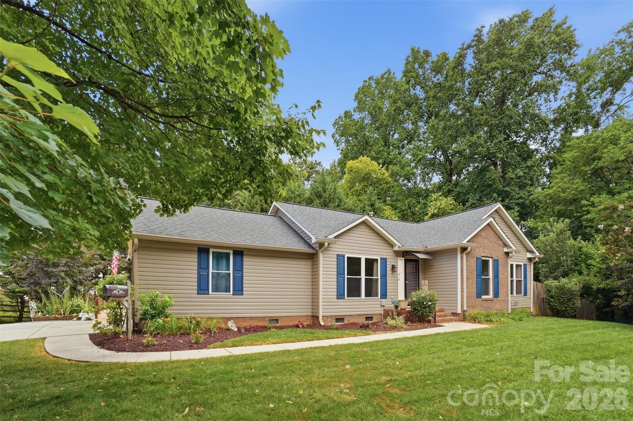 121 Oak Street Property Photo 1
