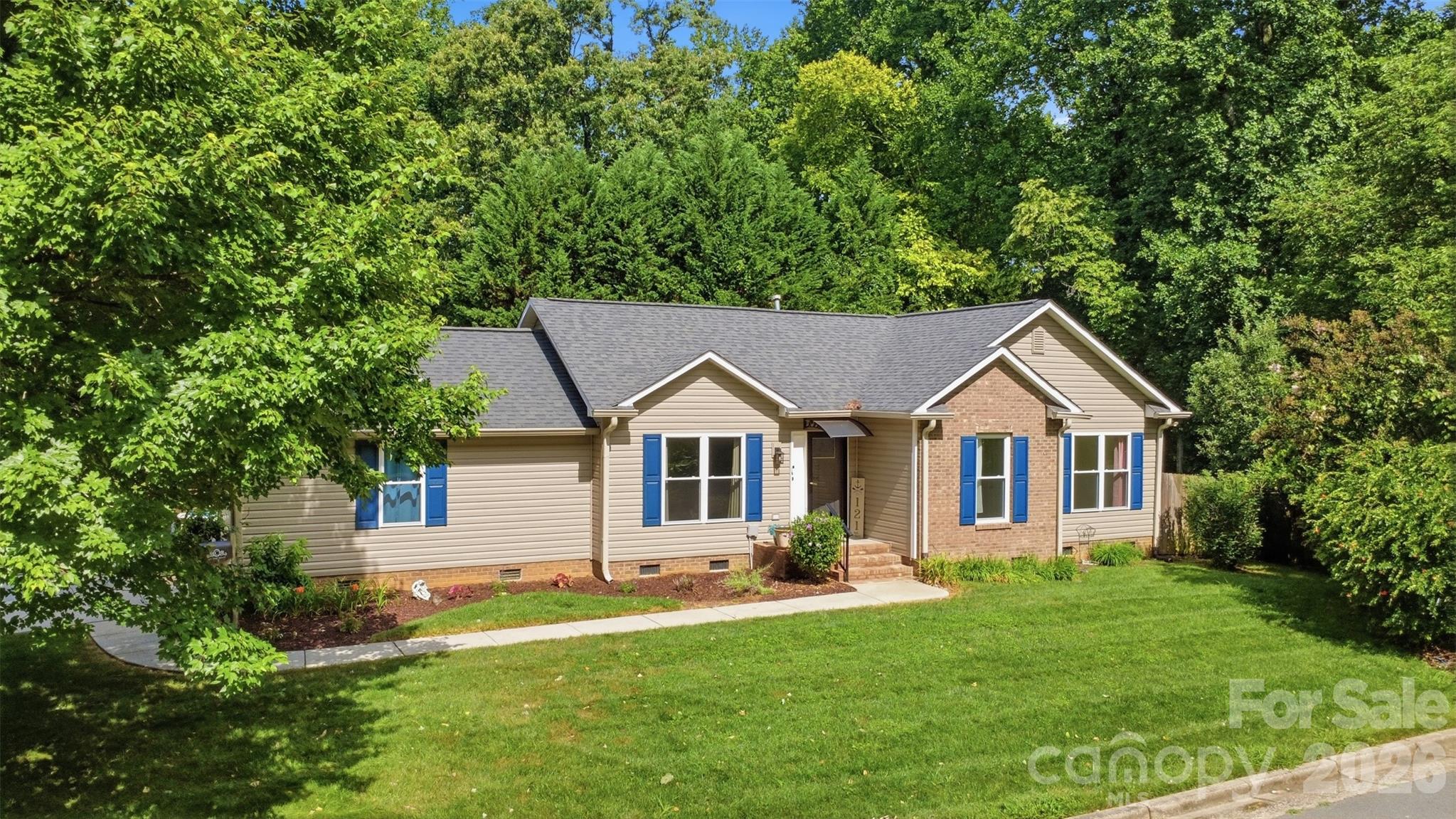 121 Oak Street Property Photo 4