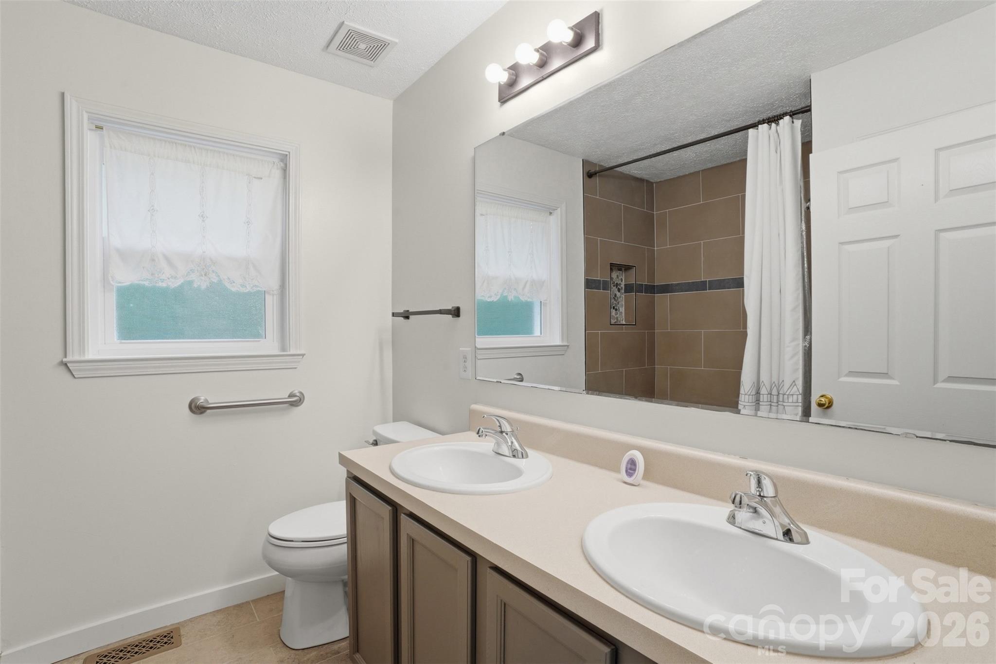 121 Oak Street Property Photo 28