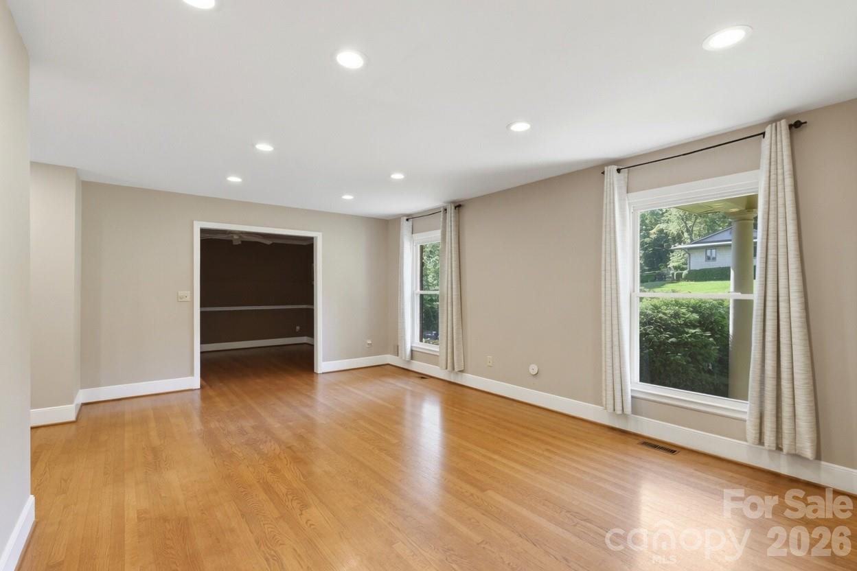 2620 Lynbridge Drive Property Photo 4