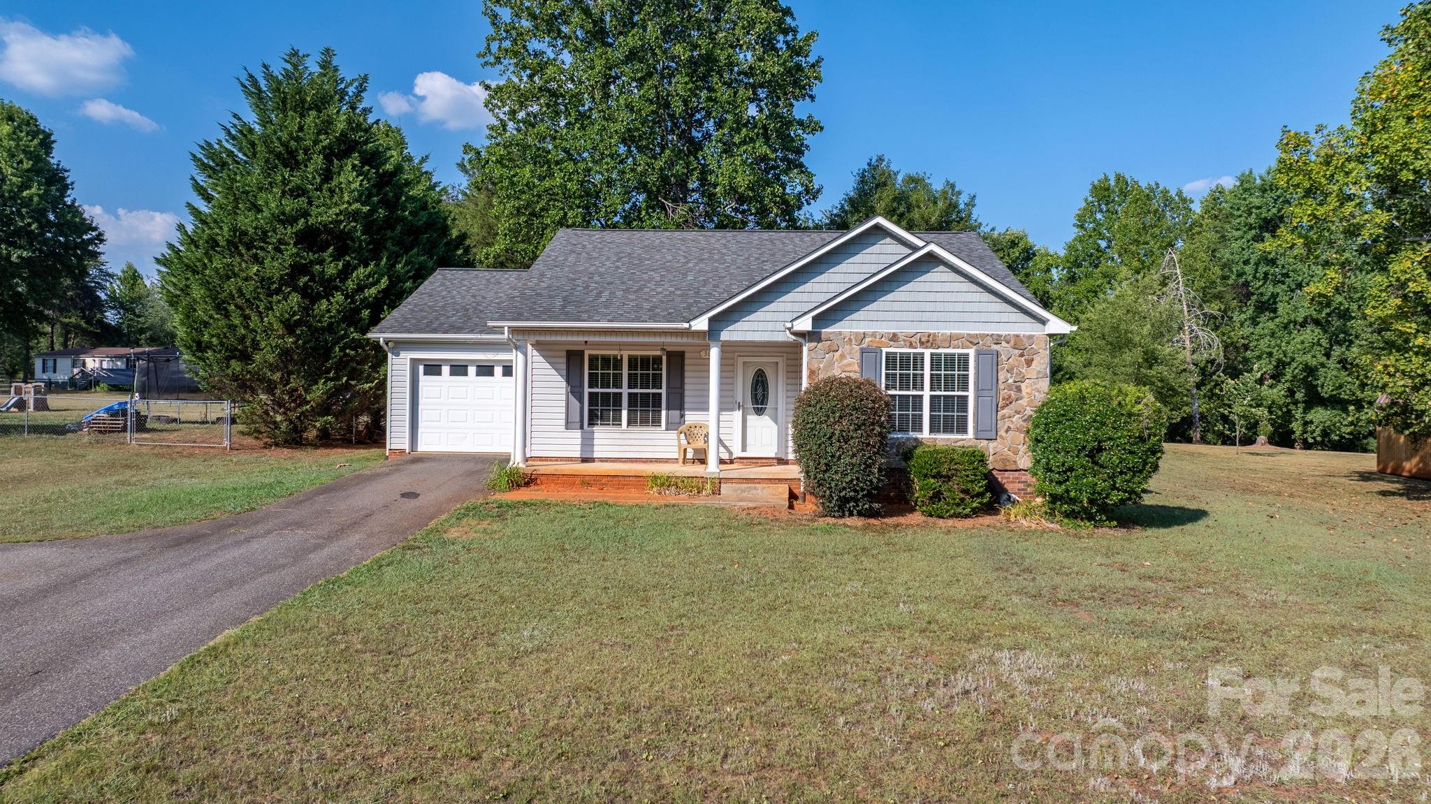 3844 Bridle Path Drive Property Photo 1